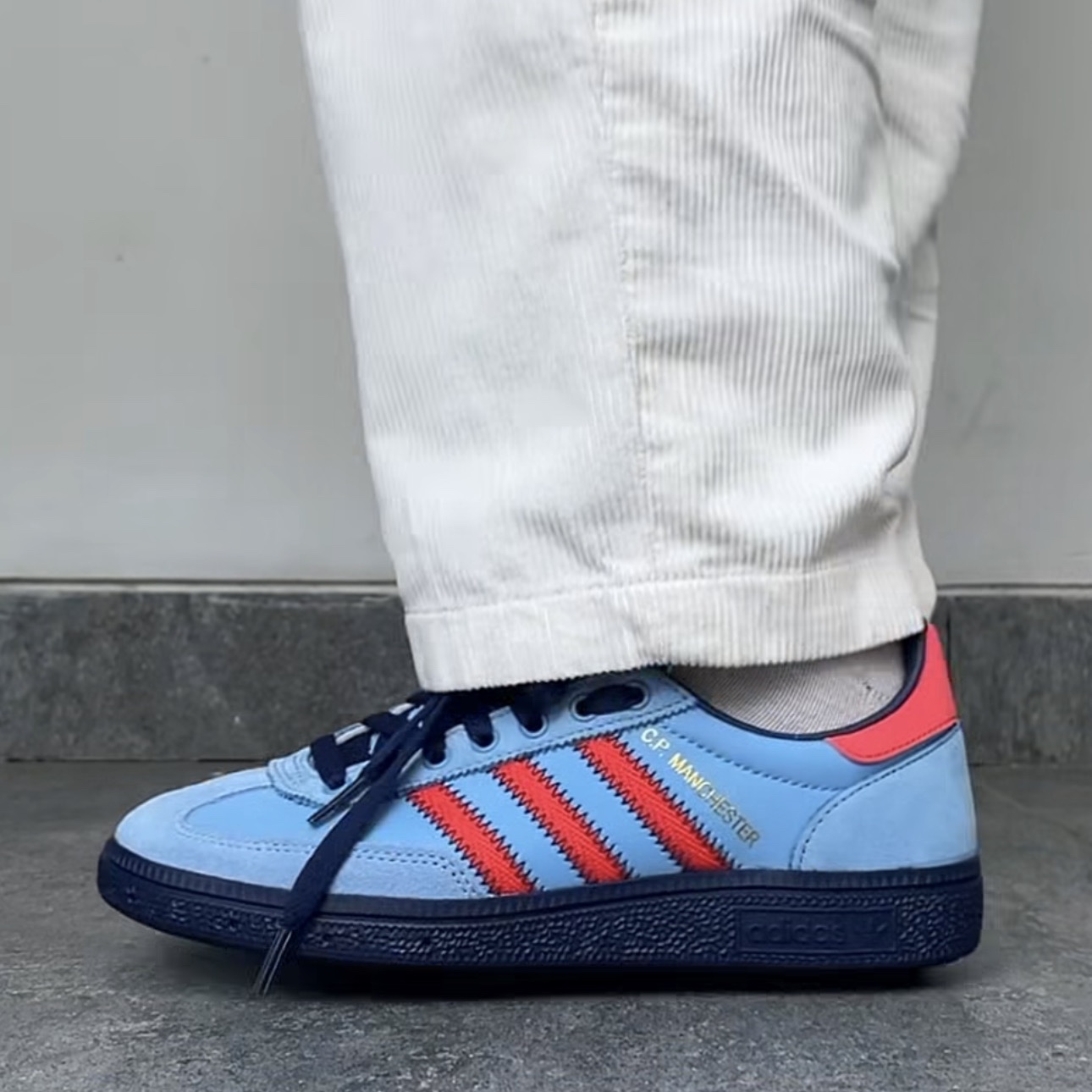 Adidas x C.P. Company Manchester Spezial Light Blue Bright Red 착용 스타일 - 1
