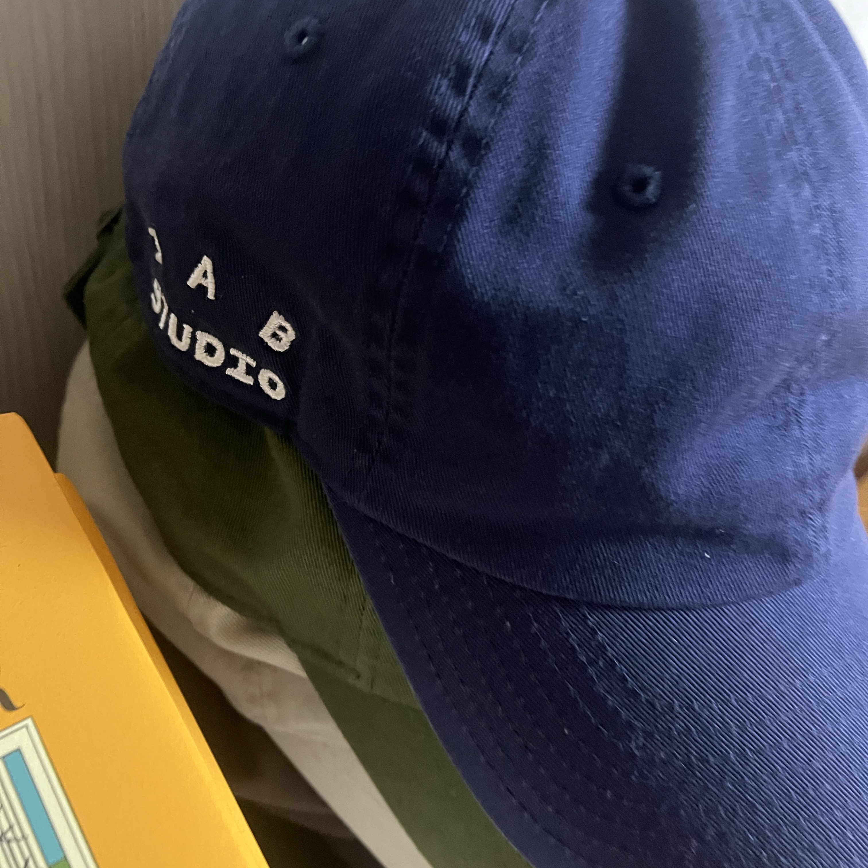 IAB Studio Cap Navy 착용 스타일