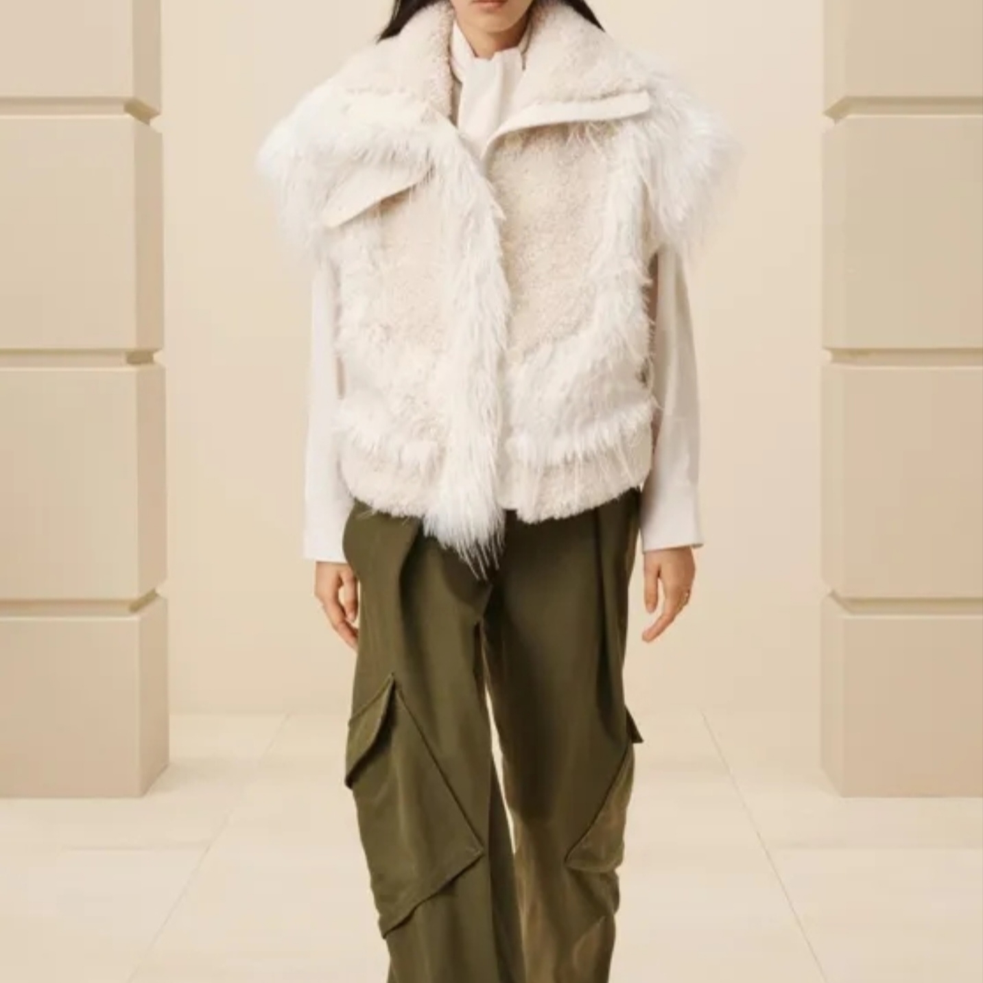 (W) Zara Fake Fur Waistcoat Light Beige, Zara Utility Pocket Pants Green 착용 스타일 - 1