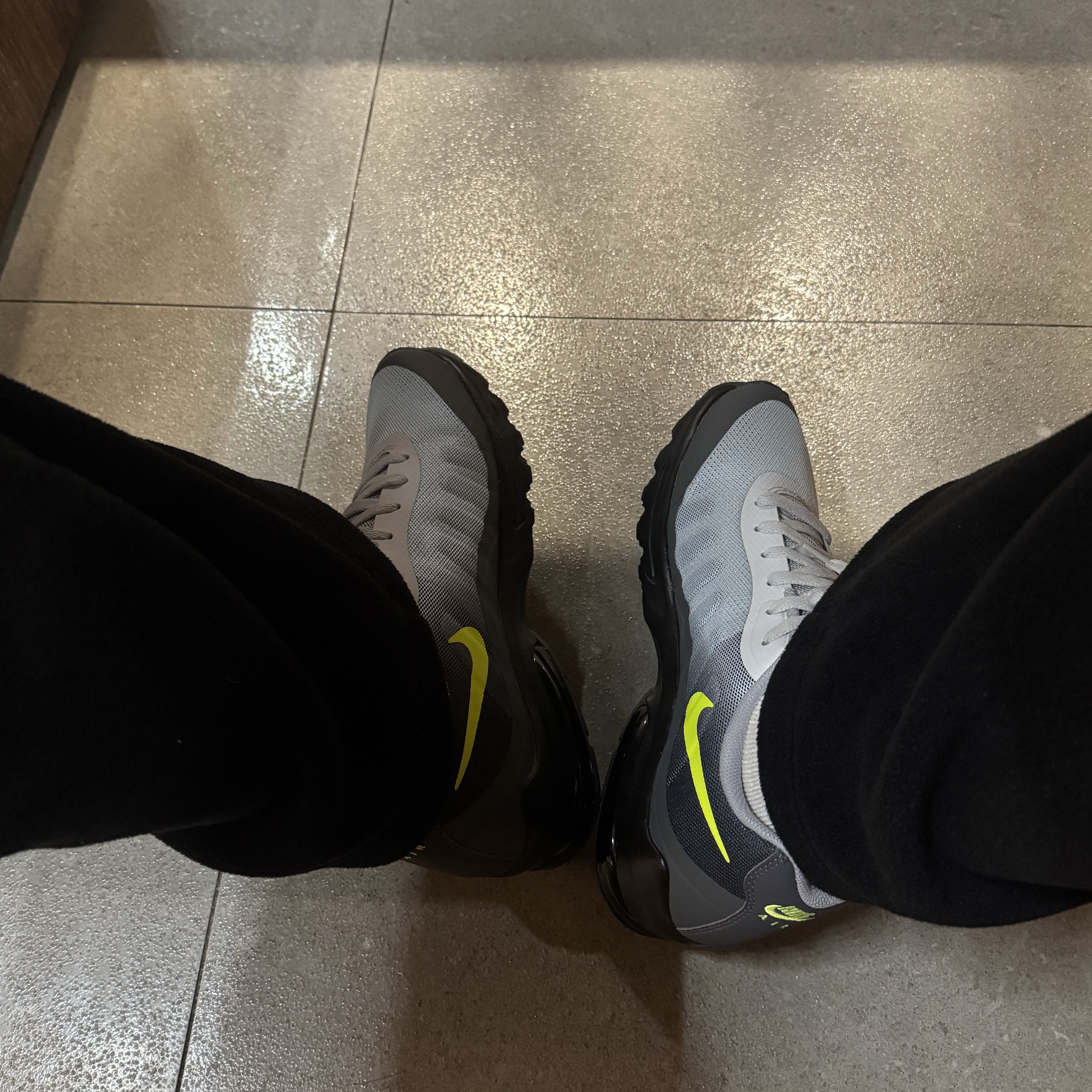Nike Air Max Invigor Neon Dark Grey Volt 착용 스타일 - 1