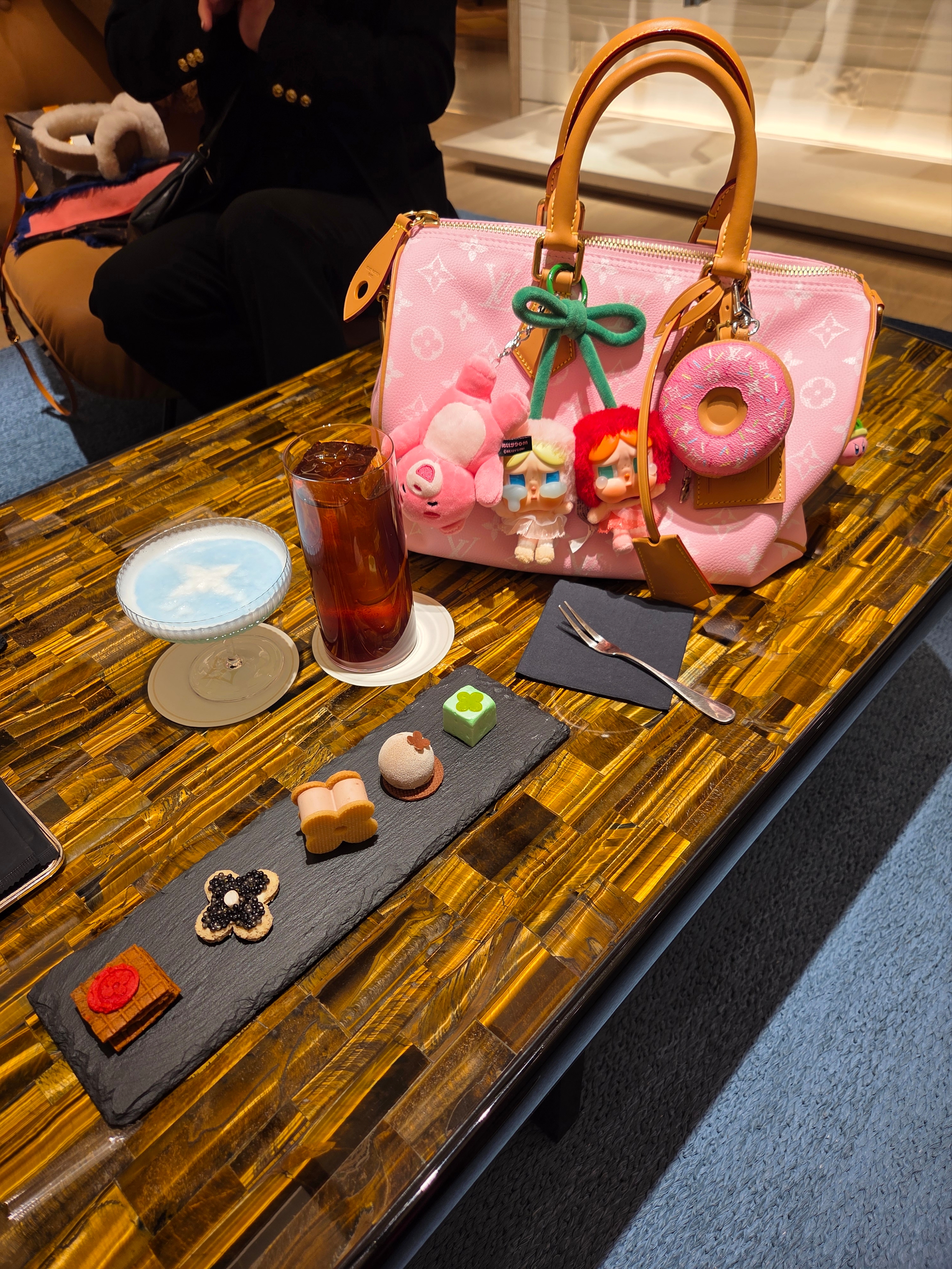 Louis Vuitton LV Donut Bag Charm Pink 착용 스타일