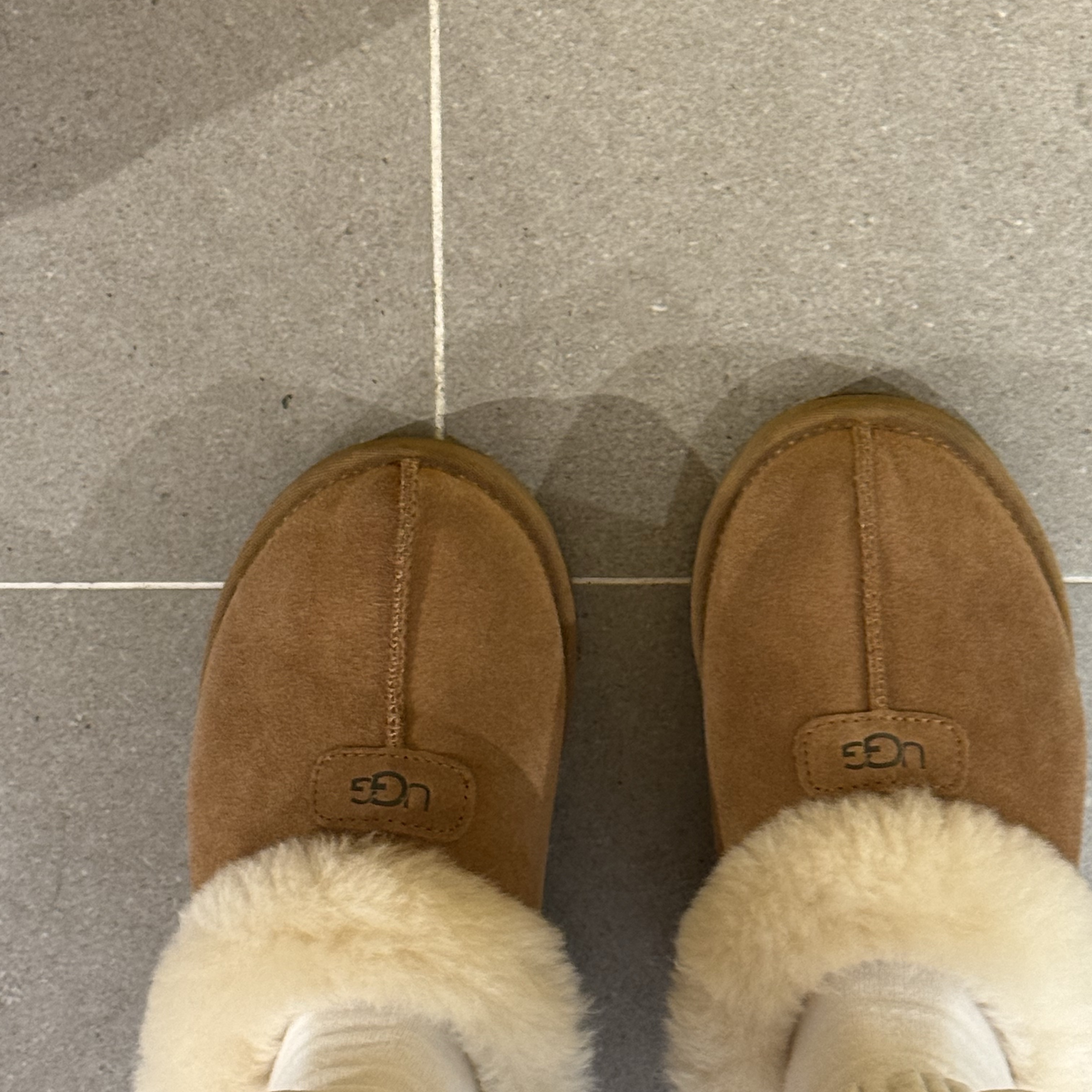 (W) UGG Tazzette Slipper Chestnut 착용 스타일 - 1