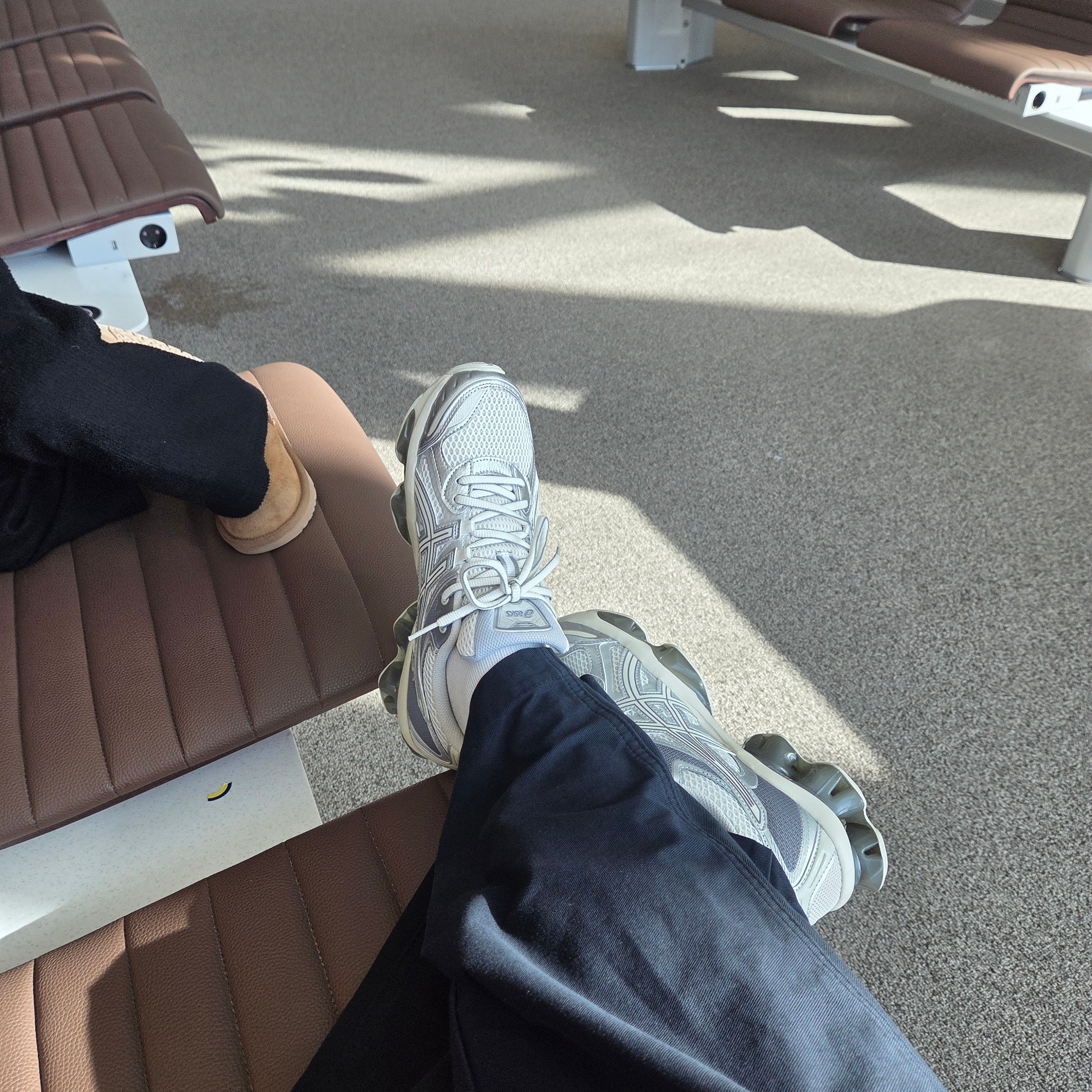 Asics Gel-Quantum Kinetic White Light Dust 착용 스타일