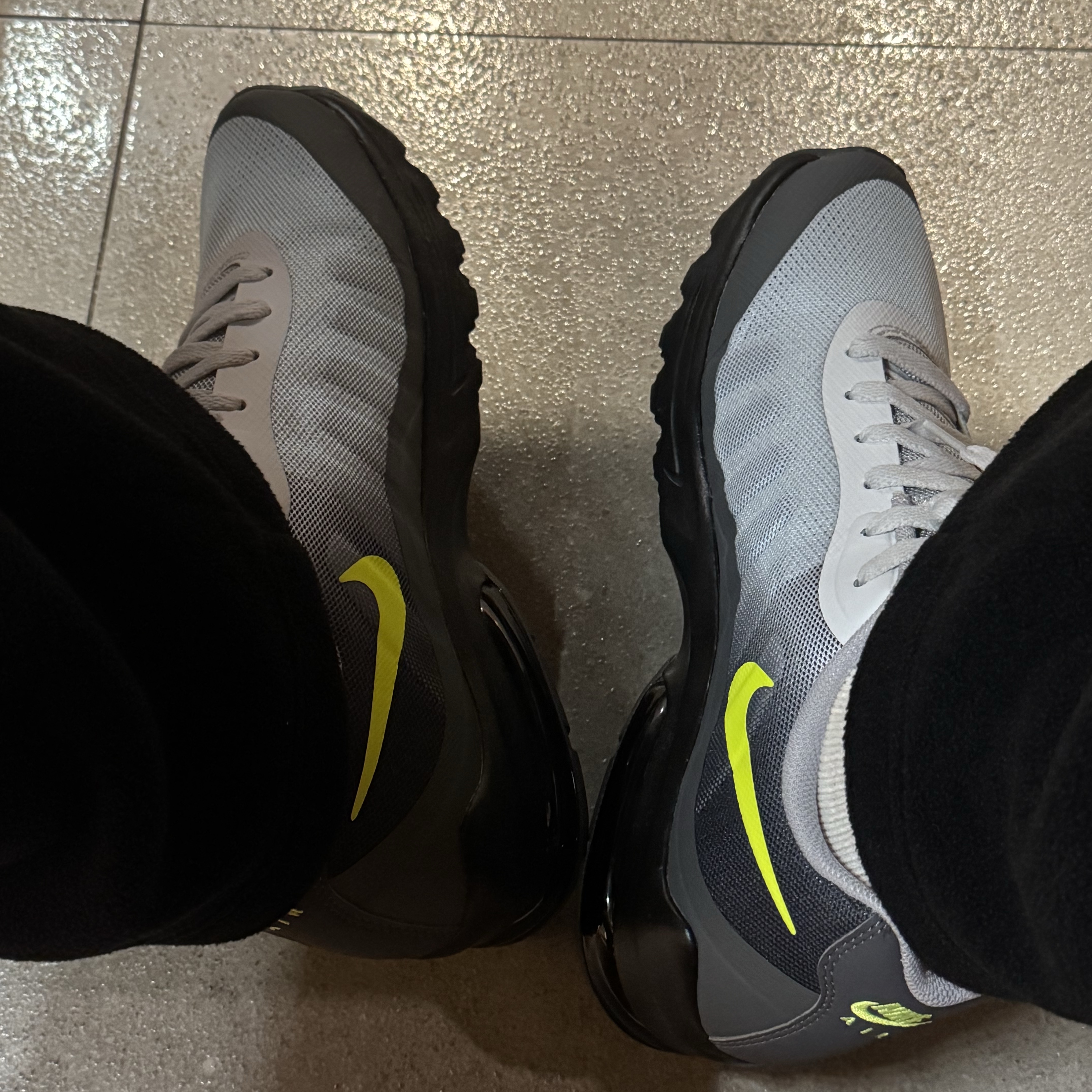 Nike Air Max Invigor Neon Dark Grey Volt 착용 스타일 - 2