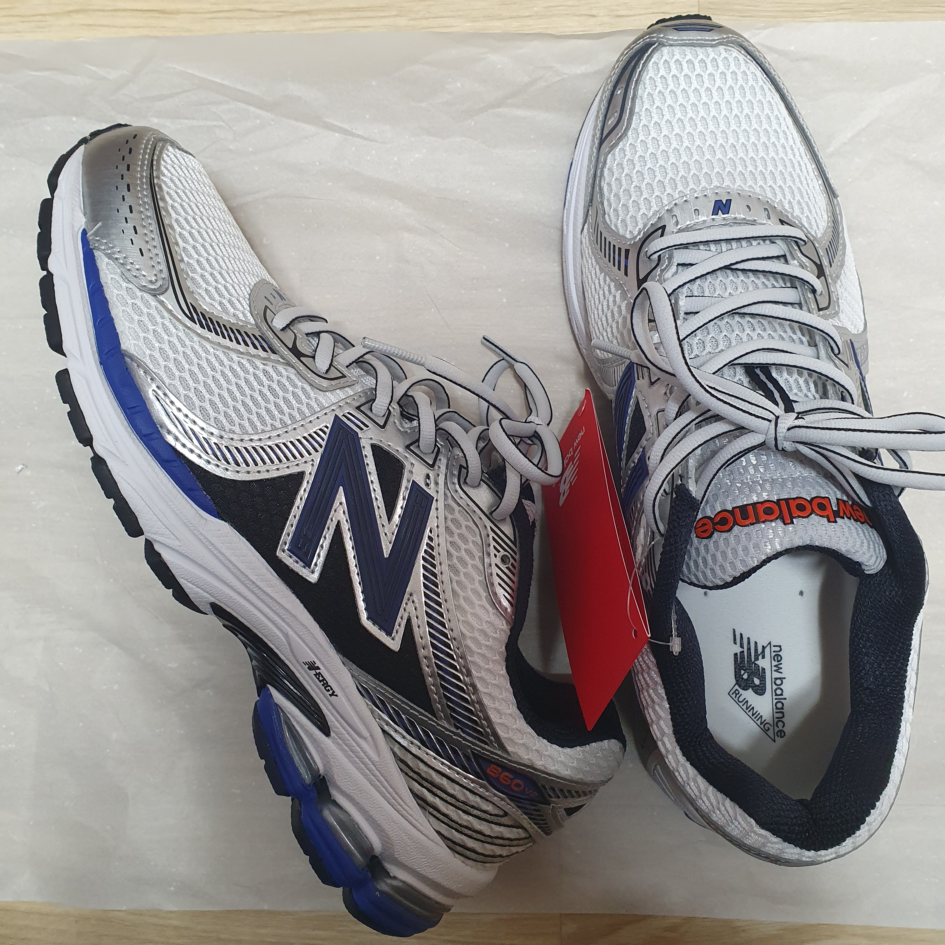New Balance 860v2 Metallic Silver 착용 스타일