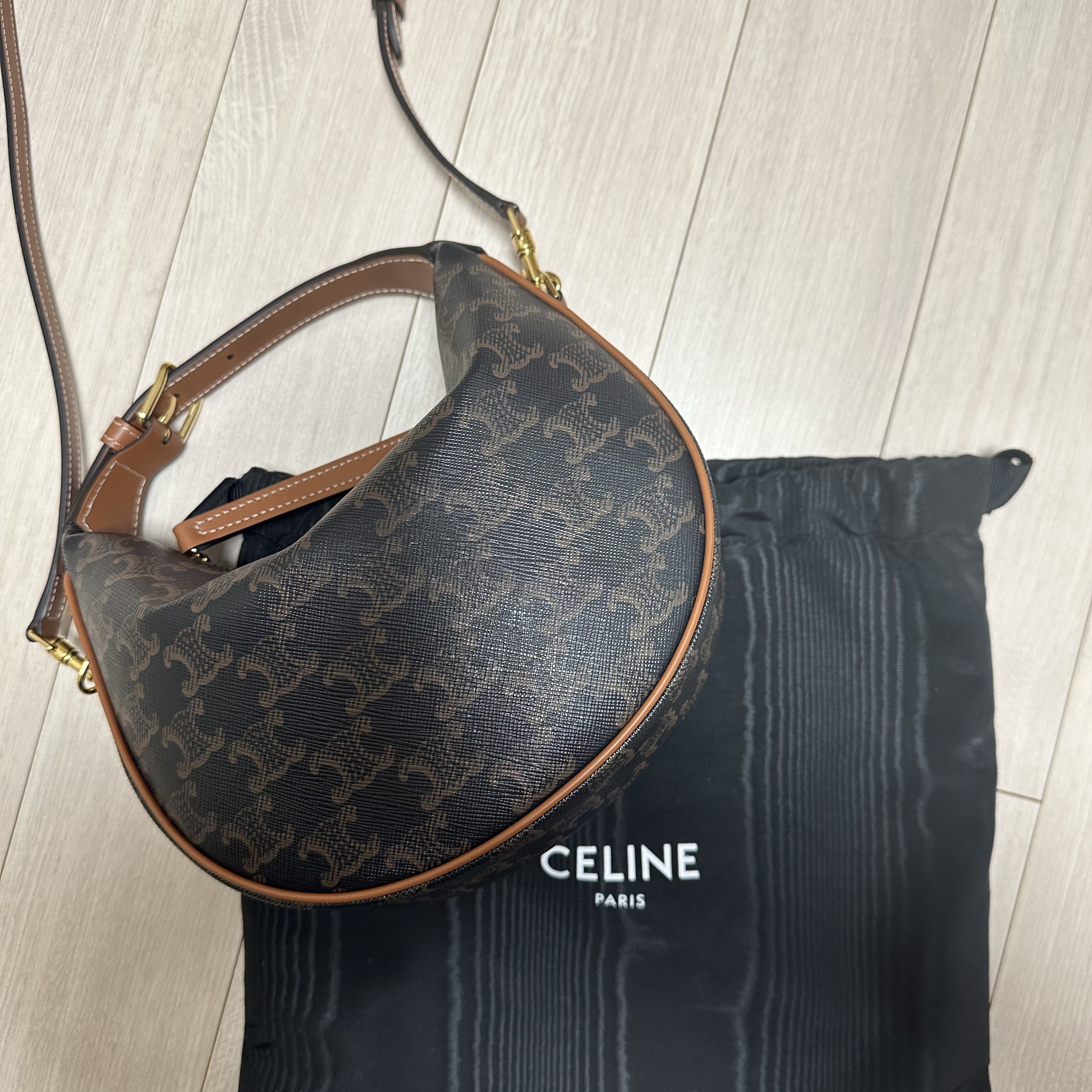 Celine Teen Lulu in Triomphe Canvas and Calfskin Tan 착용 스타일