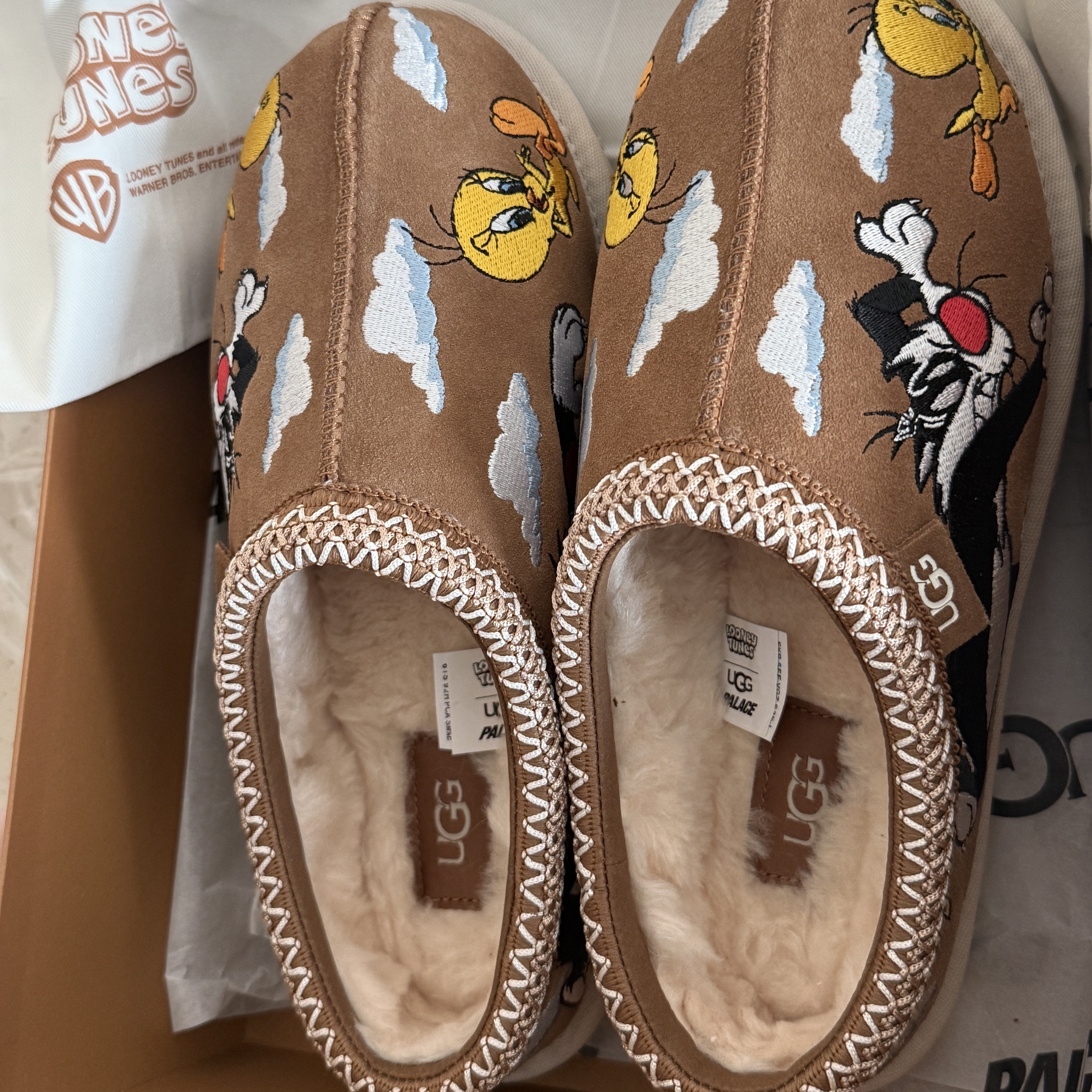 UGG x Palace x Looney Tunes Tasman Slipper Chestnut 착용 스타일