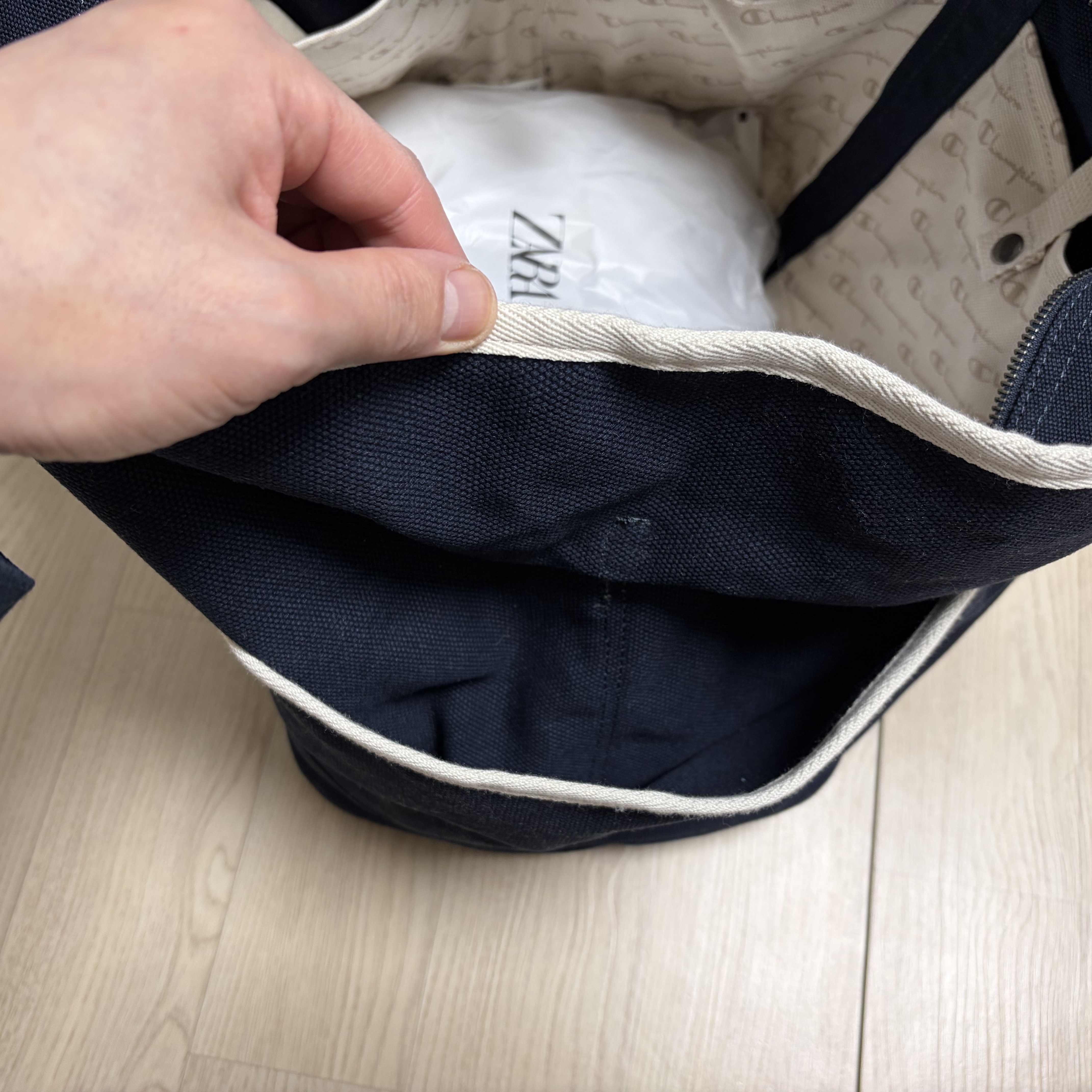 Zara x Champion Woven Shopper Bag Blue 착용 스타일 - 5