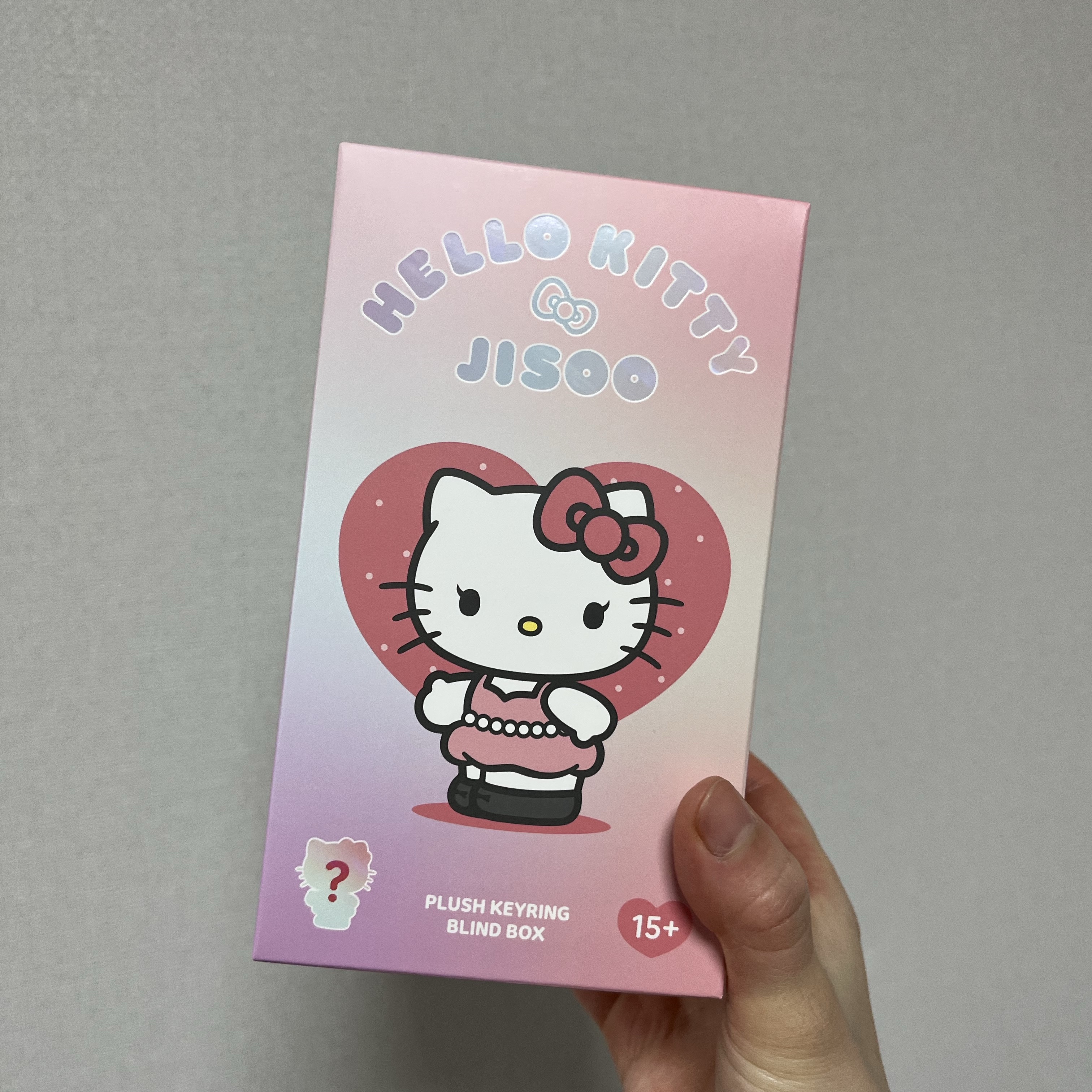 HELLO KITTY x JISOO Random Plush Keychain (1 Blind Box) 착용 스타일 - 1