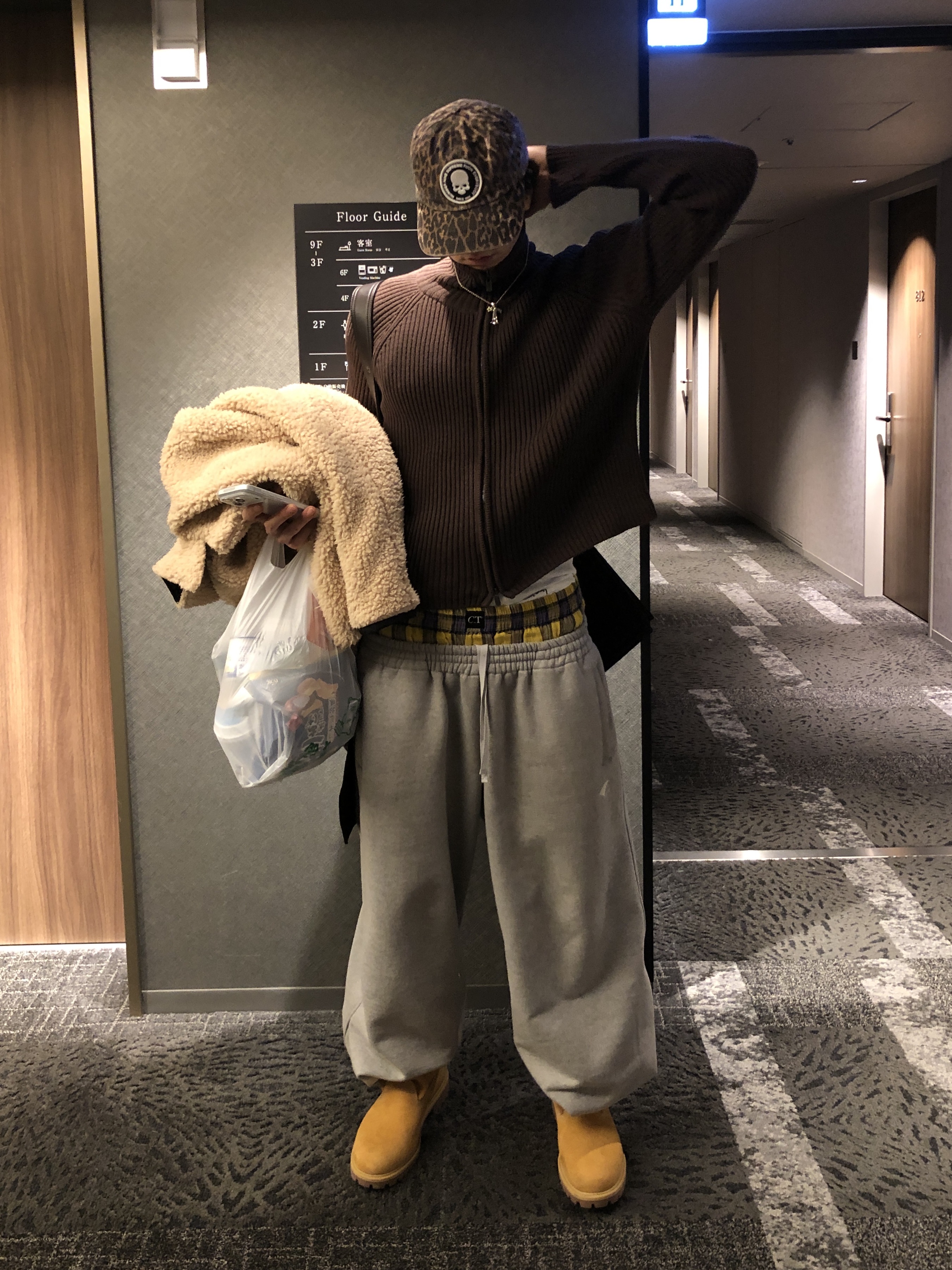 Supreme x Number (N)ine 6-Panel Leopard - 25FW, H&M x Glenn Martens Oversized Tote Bag Dark Brown 착용 스타일 - 2