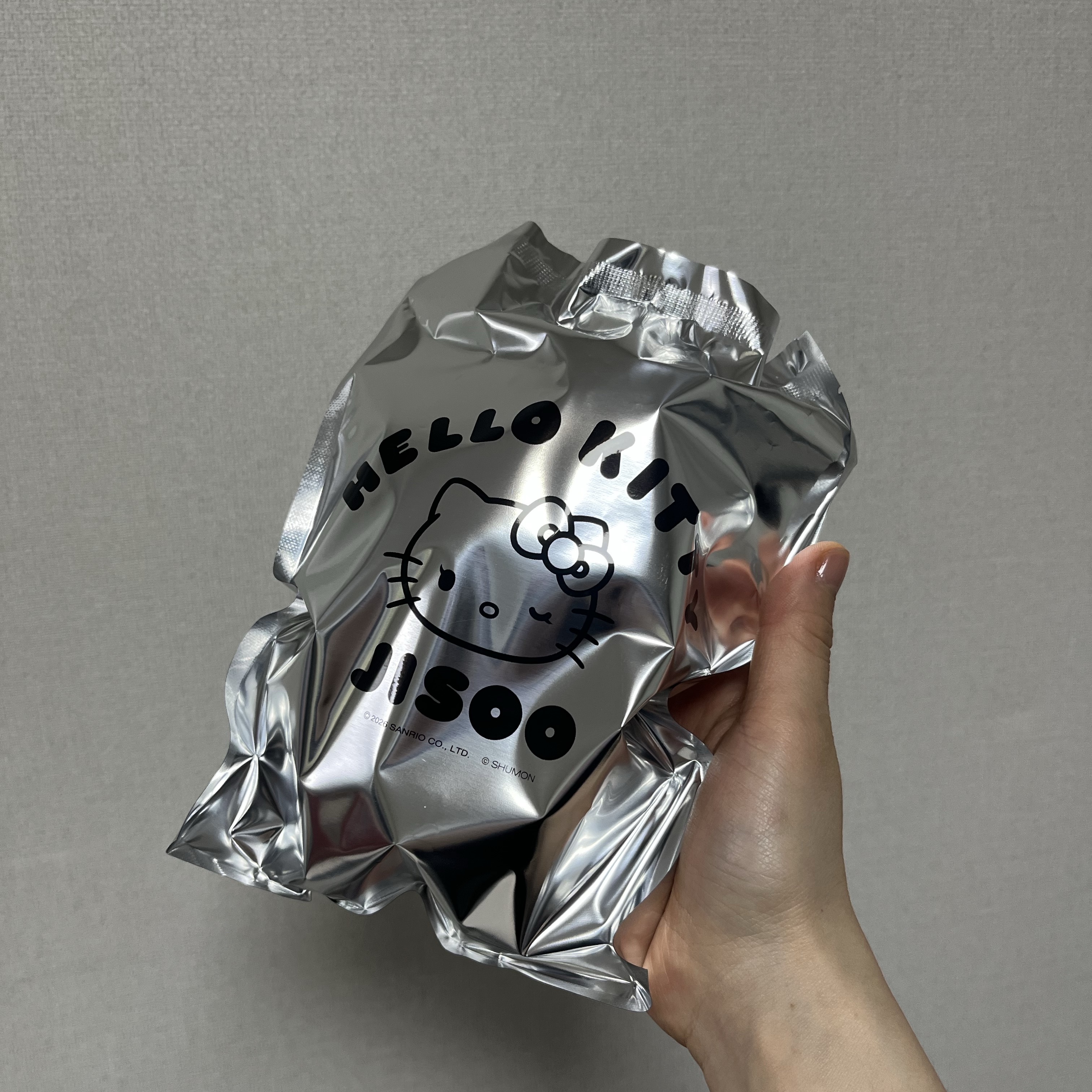 HELLO KITTY x JISOO Random Plush Keychain (1 Blind Box) 착용 스타일 - 2