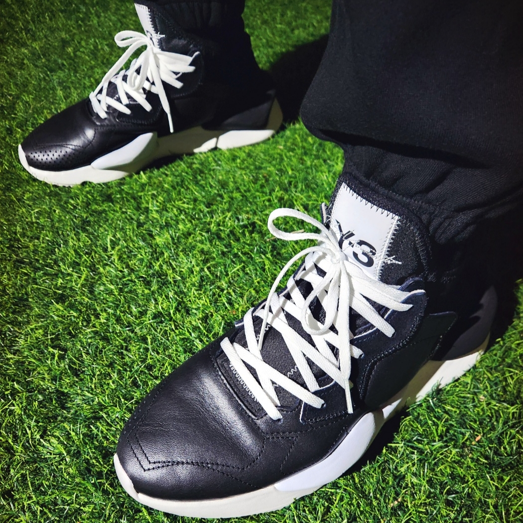 Y-3 Stripe Ball Cap Black, Undermycar Mu.03 Anti Fxxking Logo Play Oversized Sweat Jogger Black 착용 스타일 - 5