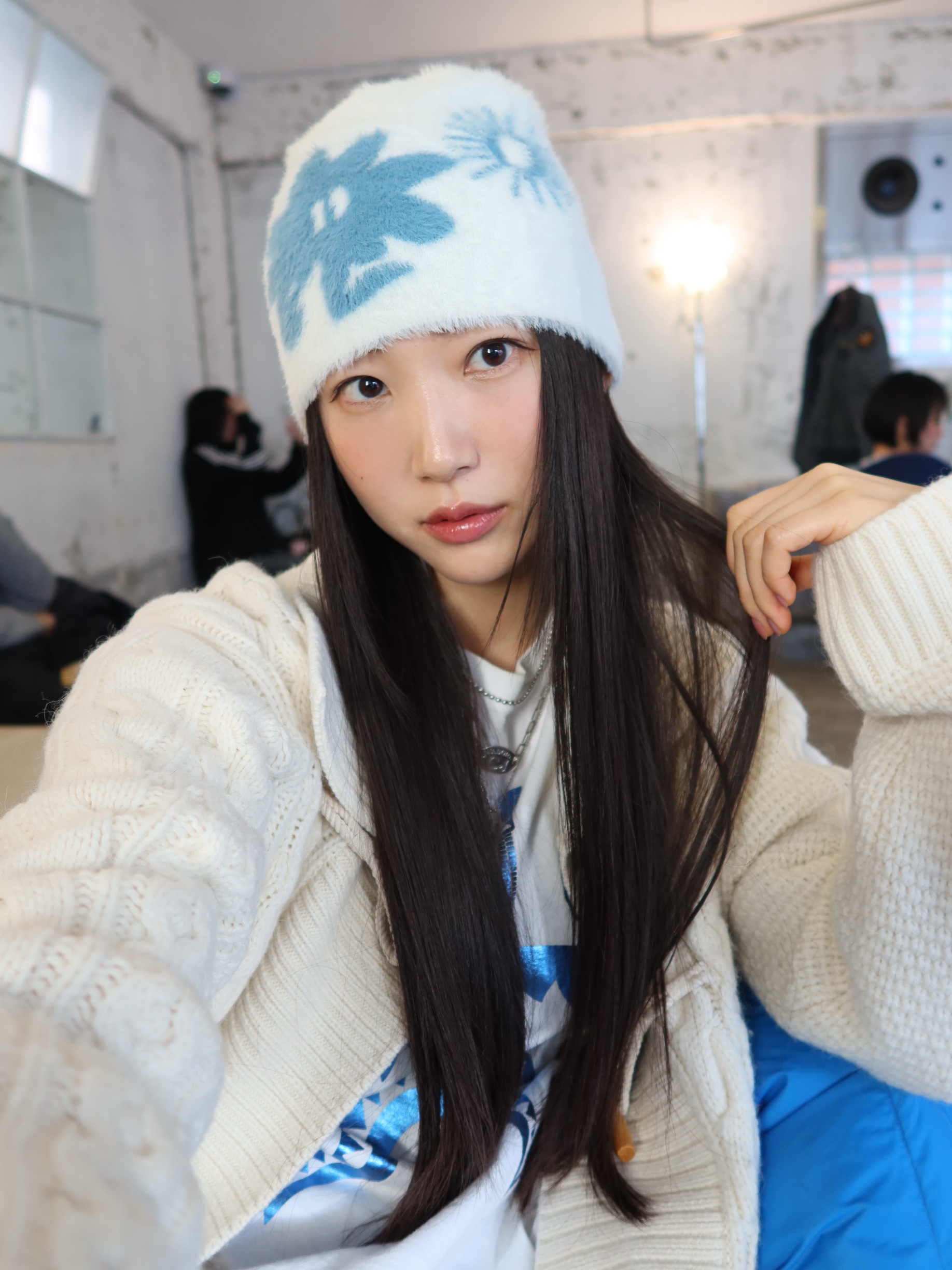 [트리플적립]SUNLOVE Cali Shaggy Beanie Cream 착용 스타일