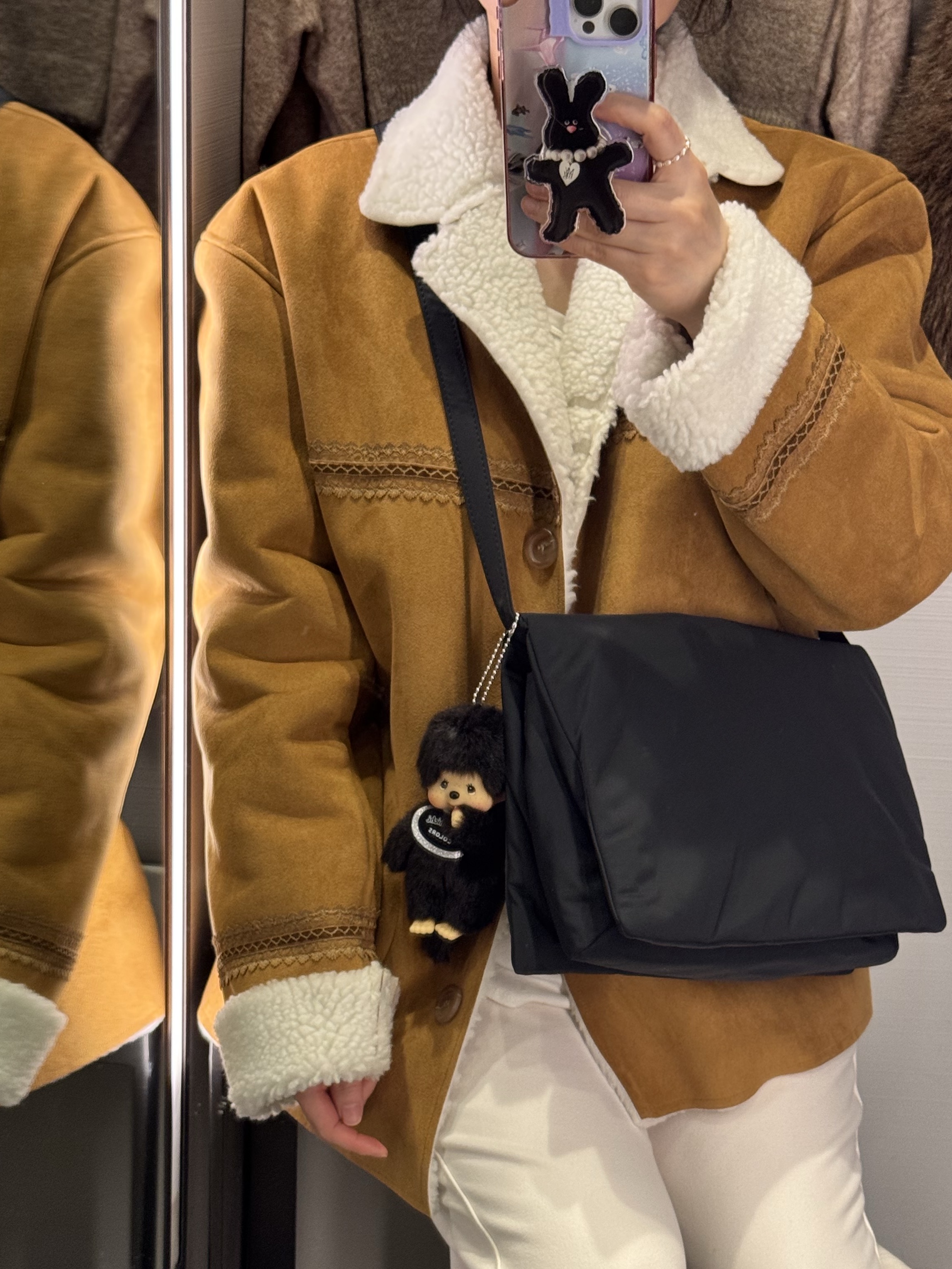 Monchhichi Colors Key Chain Black, COS Tri-Fold Padded Crossbody Bag Black 착용 스타일 - 2