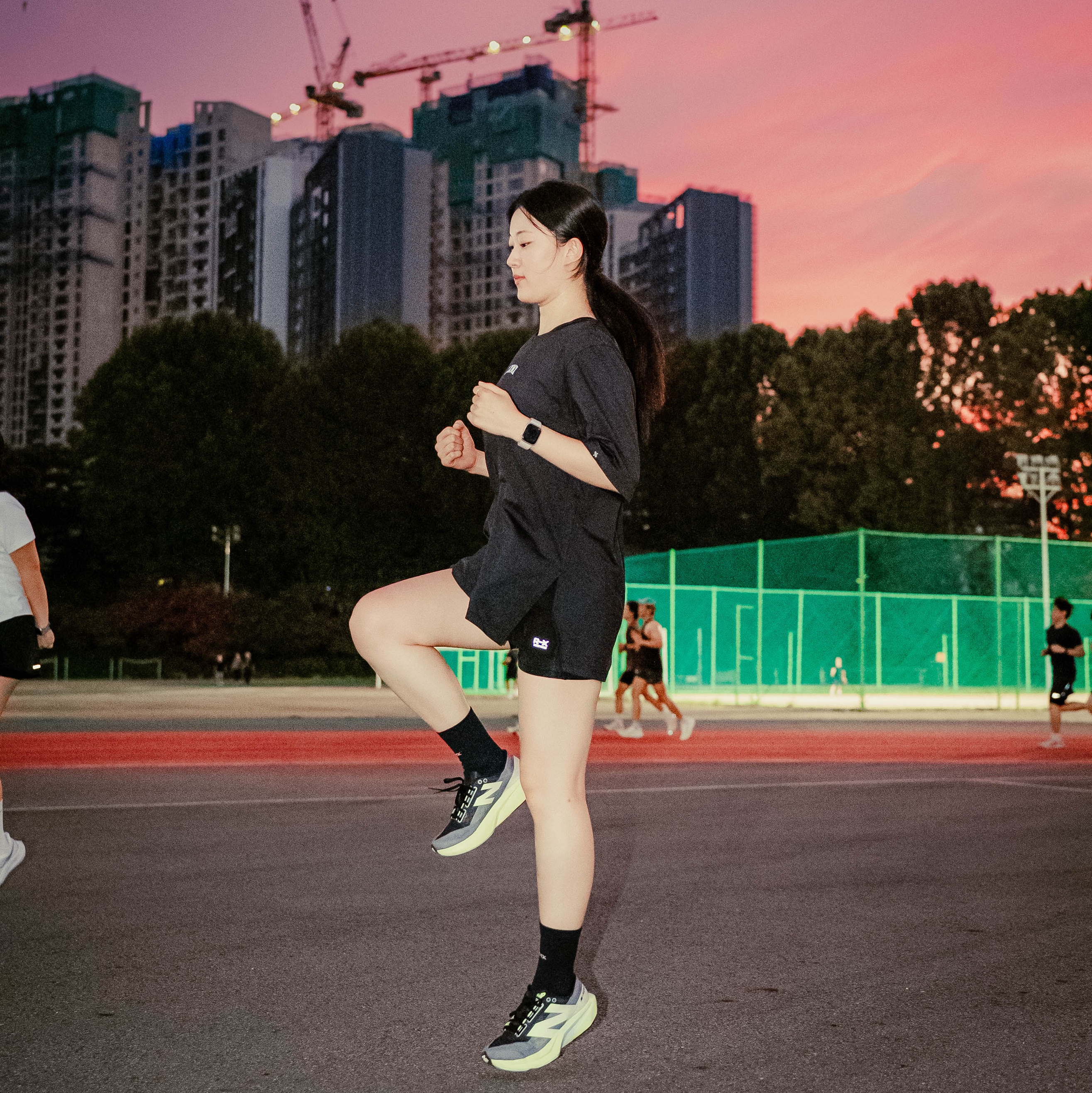 New Balance Fuelcell Rebel v4 Black Lime - D Standard 착용 스타일