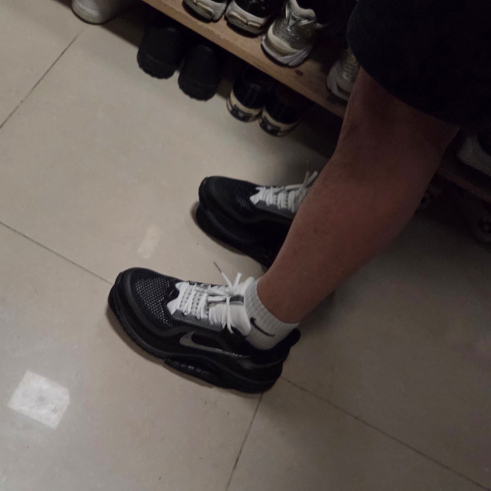 Nike Air Zoom Pegasus Premium SP Black Metallic Silver 착용 스타일 - 4