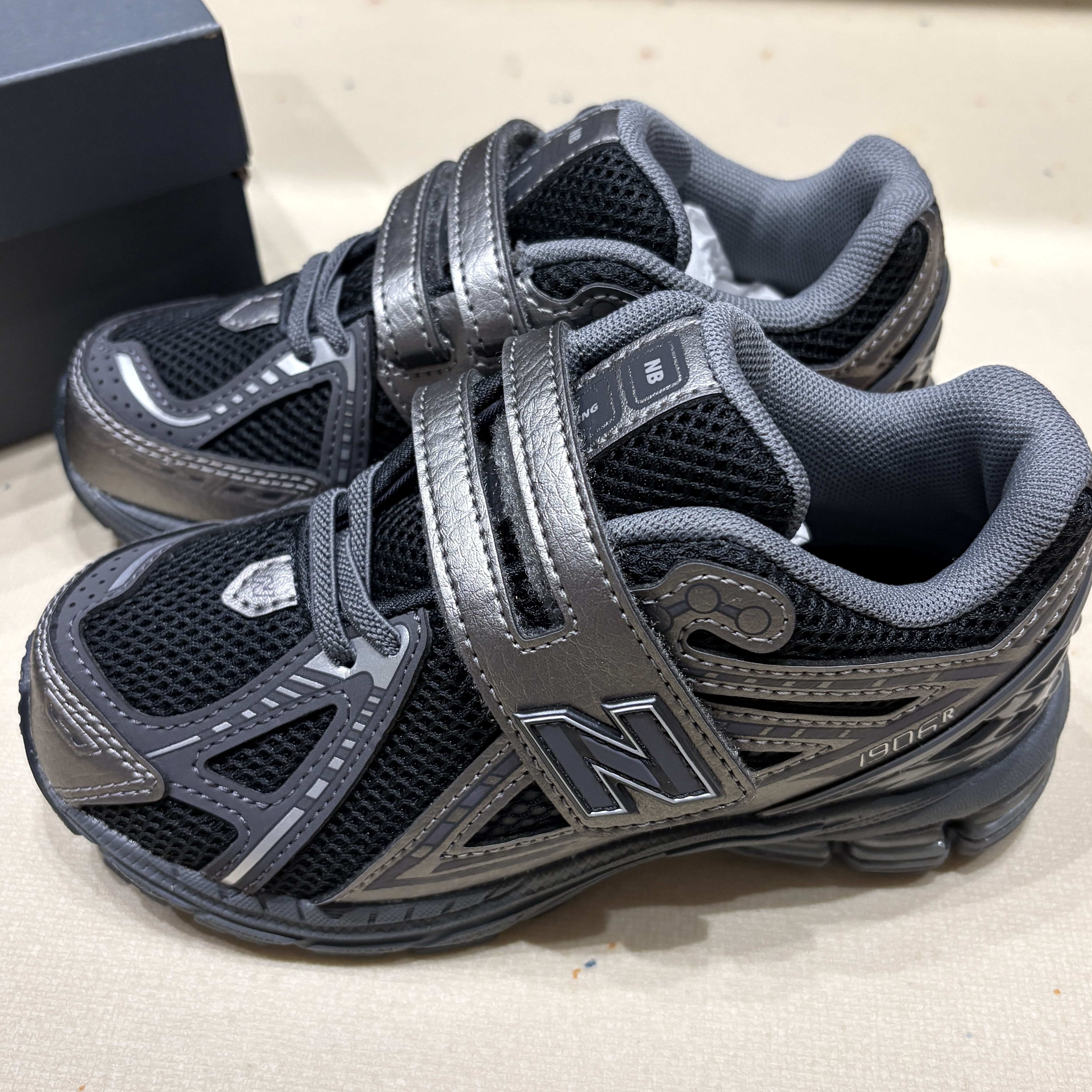 (PS) New Balance 1906 Hook and Loop Phantom Silver Metalic 착용 스타일 - 2