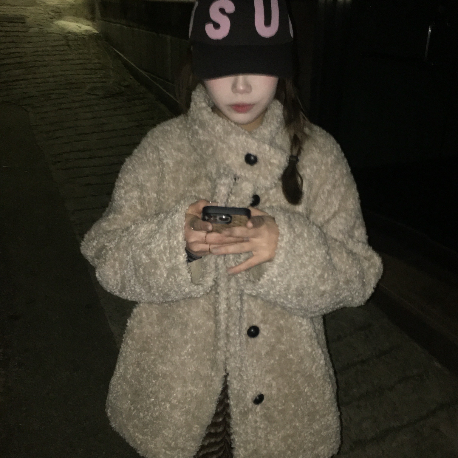 [더블적립] SUNLOVE Capital Cap Dark Brown 착용 스타일 - 2