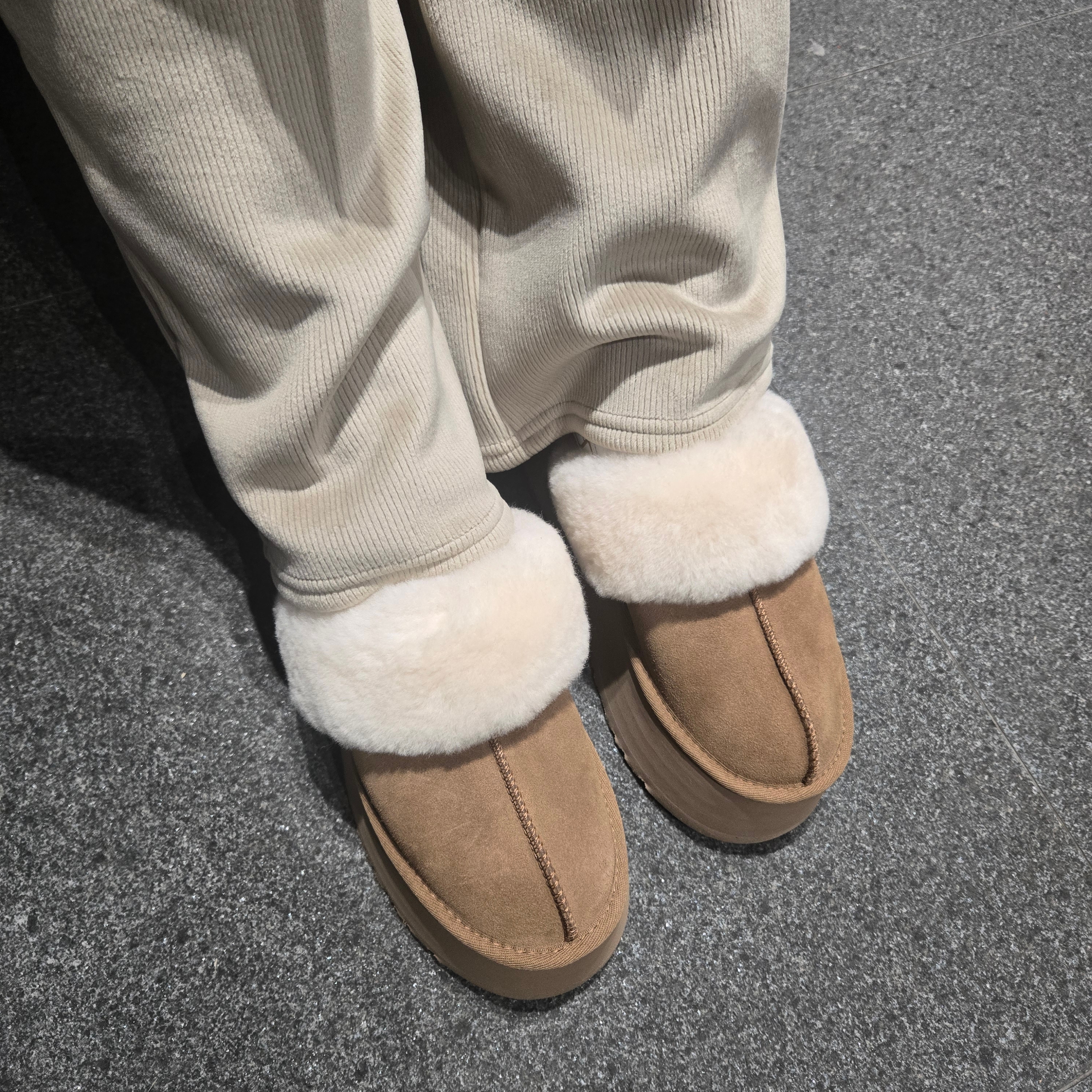 (W) UGG Funkette Slides Chestnut 착용 스타일