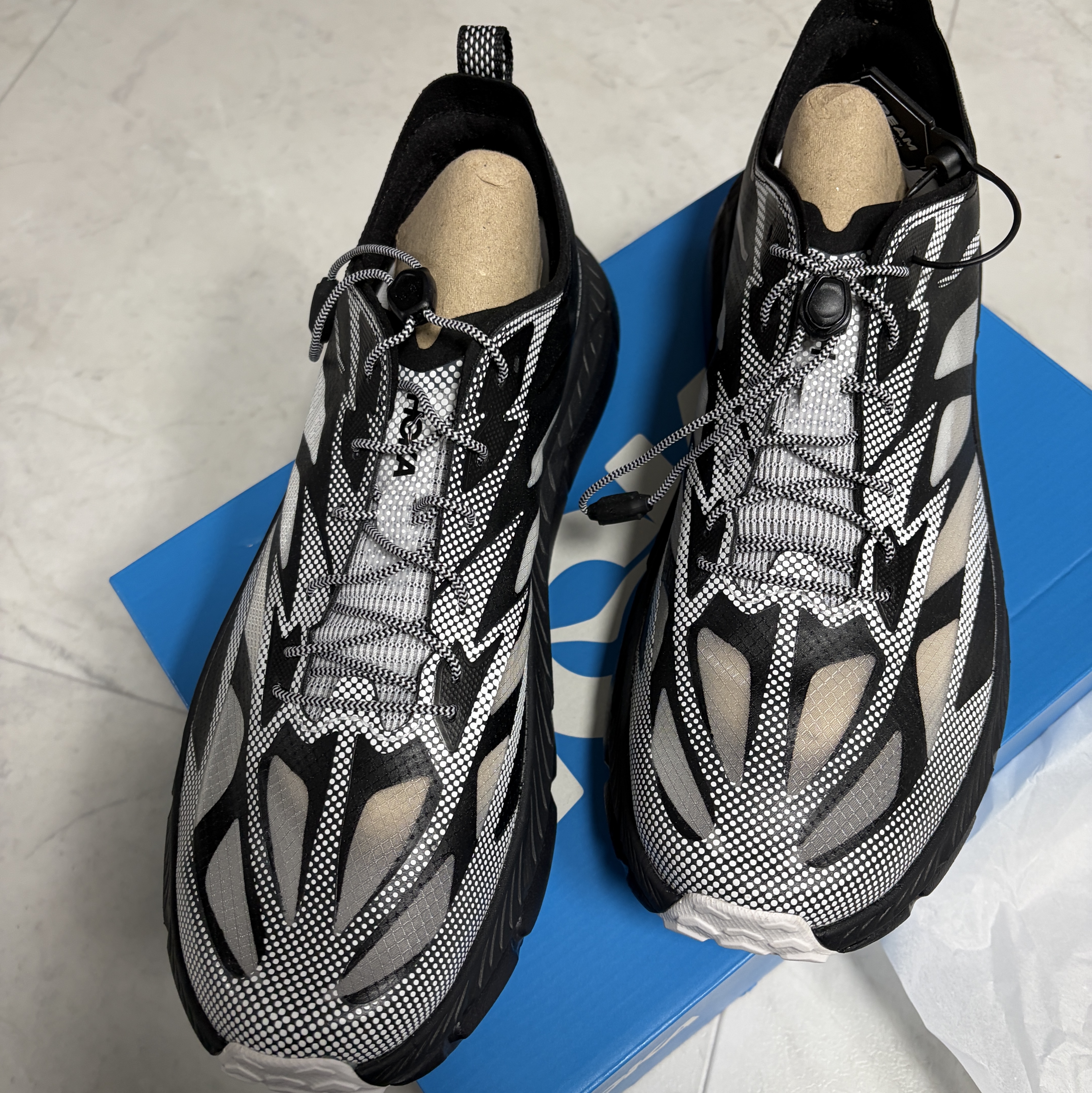 Hoka Mafate Speed 4 Lite TS Black White 착용 스타일
