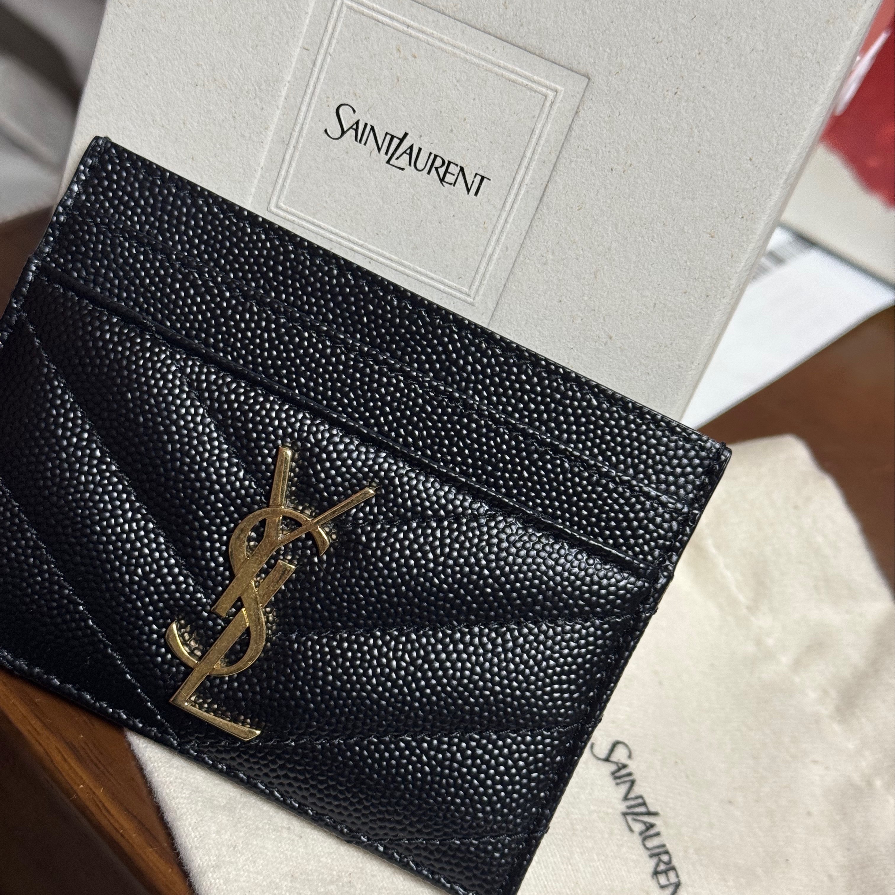 Saint Laurent Cassandre Matelasse Card Case in Grain De Poudre Embossed Leather Black 착용 스타일