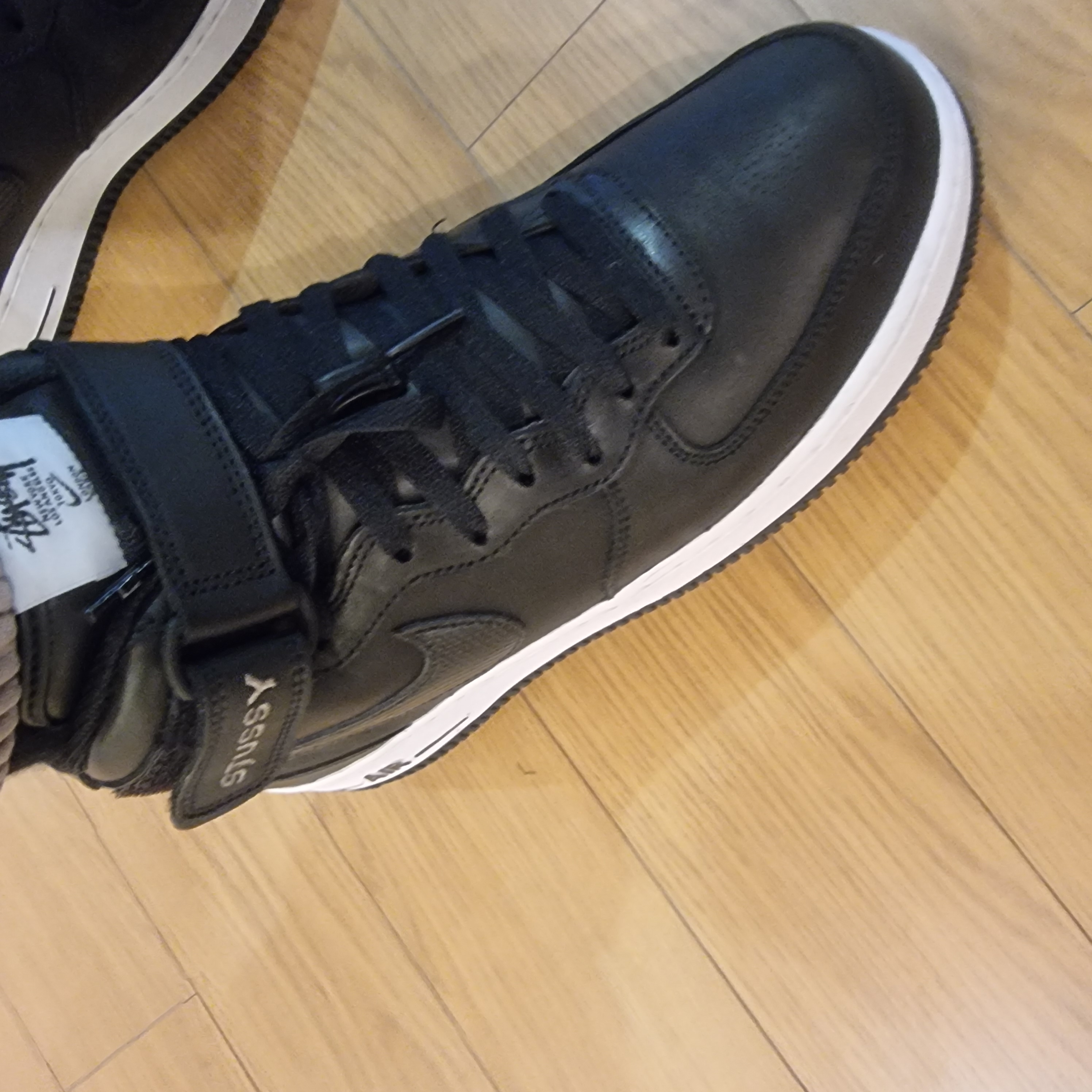 Nike x Stussy Air Force 1 '07 Mid SP Black 착용 스타일 - 1