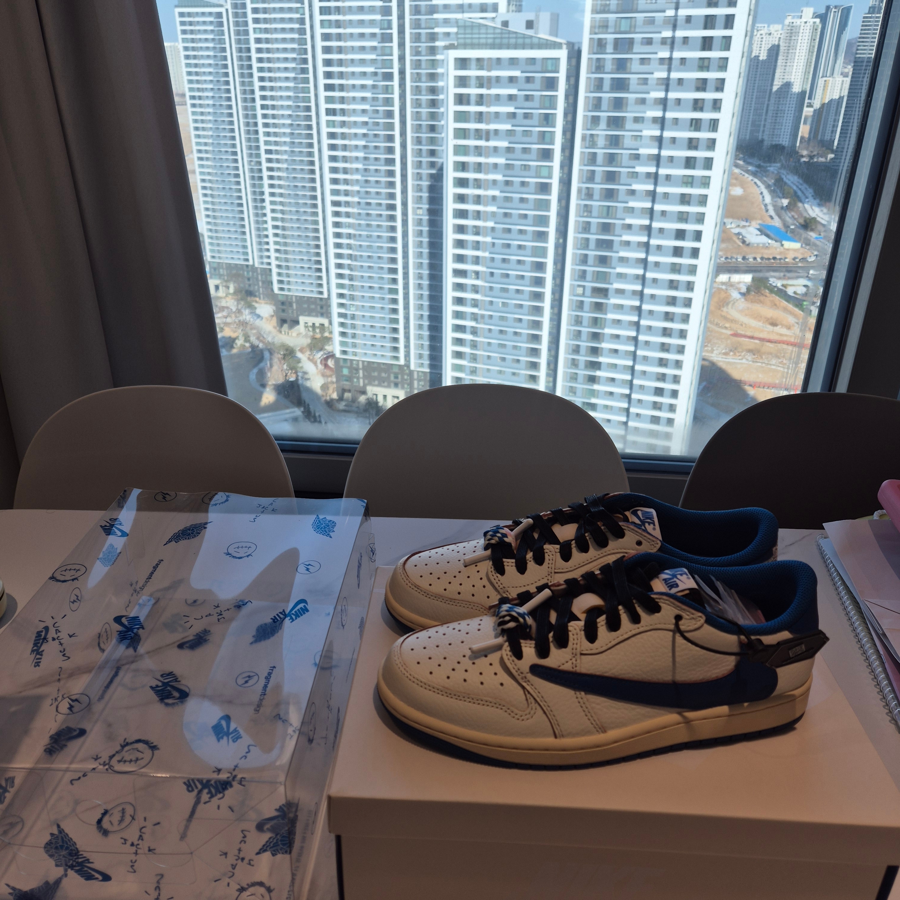 Jordan 1 x Travis Scott x Fragment Retro Low OG SP Sail Military Blue 착용 스타일 - 6