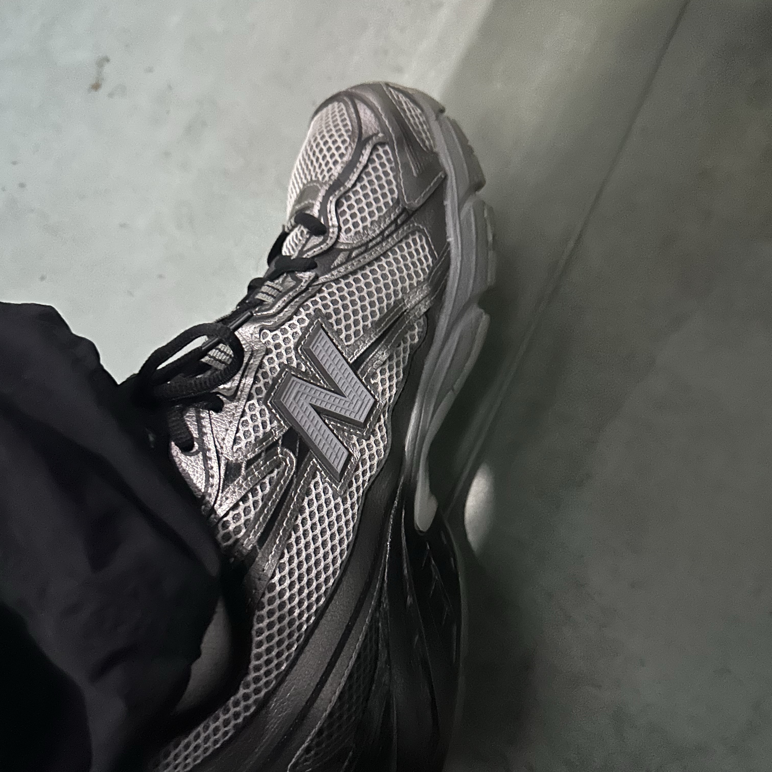 New Balance 740 Dark Silver Metallic 착용 스타일