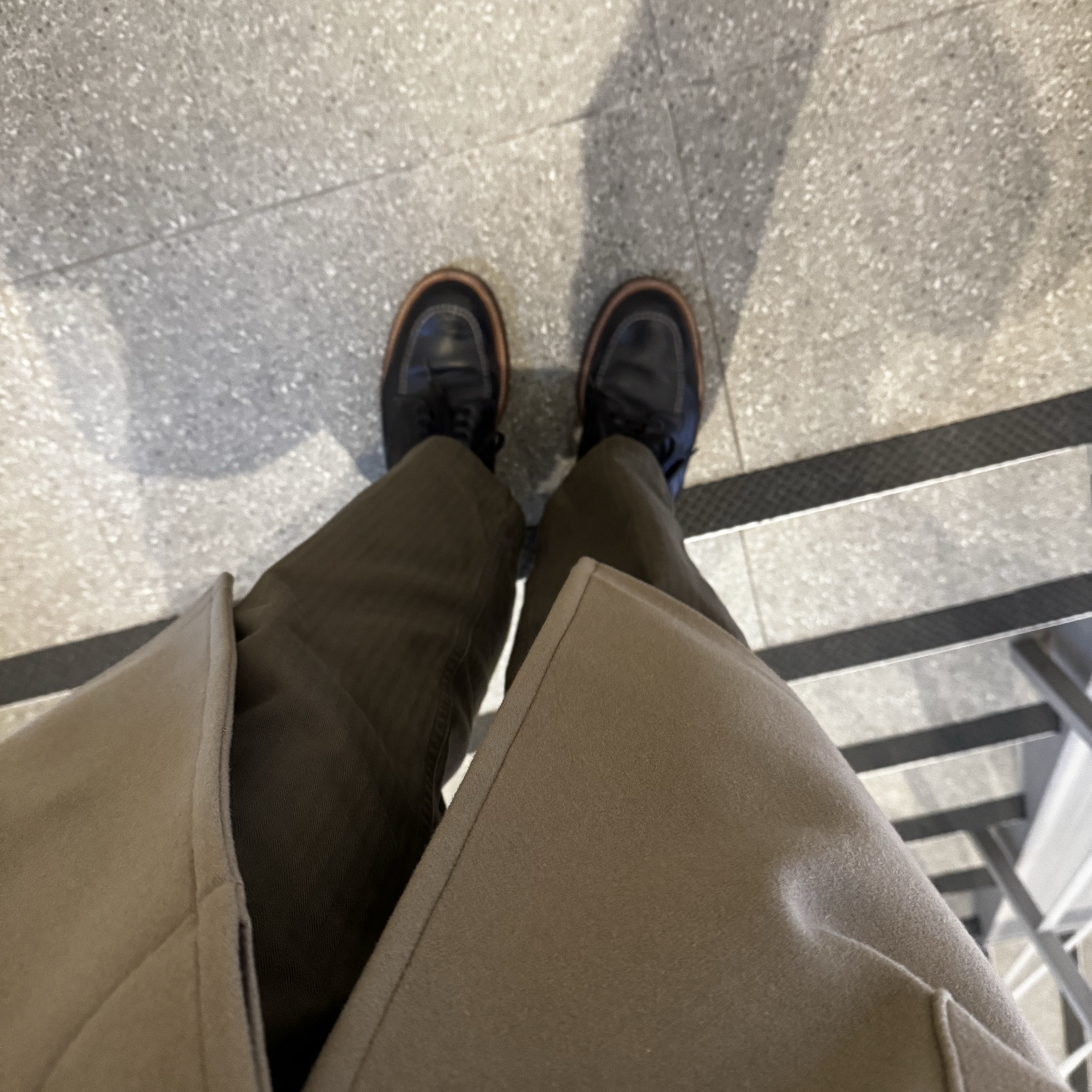 Kaptain Sunshine Traveller Coat Top Navy, Alden 1493 Suede Unlined Chukka Boot Snuff - E 착용 스타일