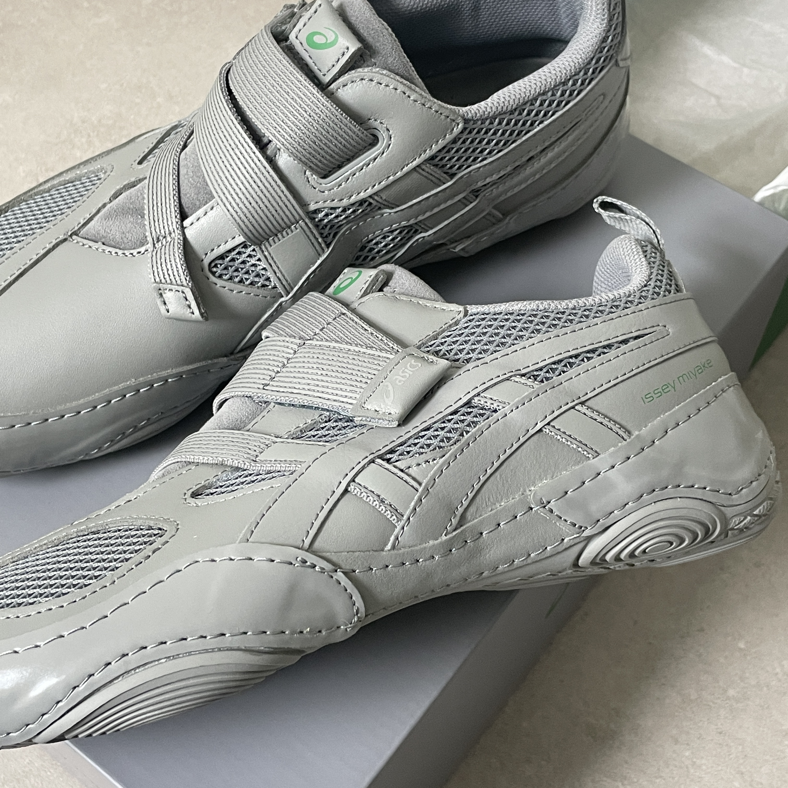 Asics x Issey Miyake Hyper Taping Grey 착용 스타일 - 2