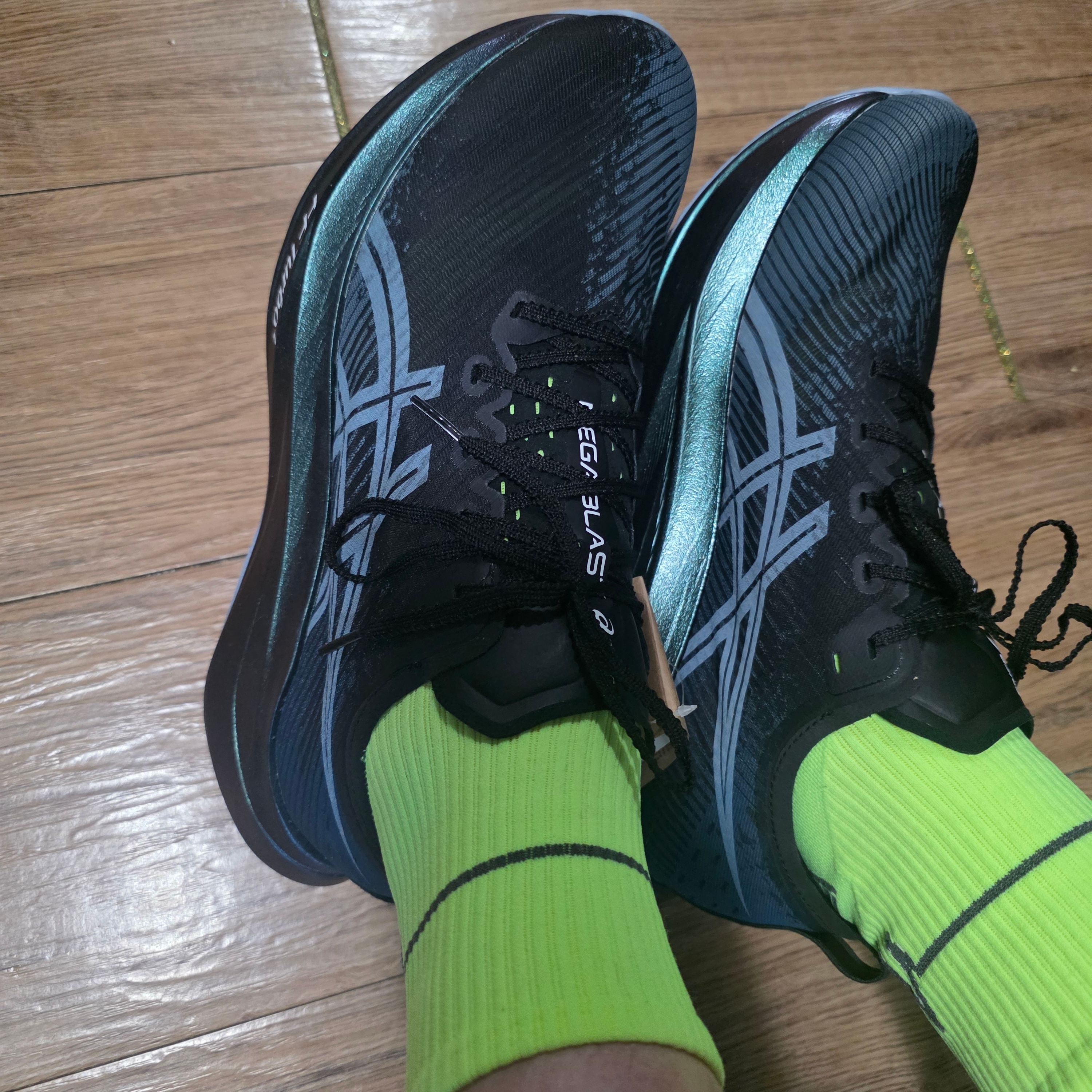 Asics Megablast Black White 착용 스타일 - 3