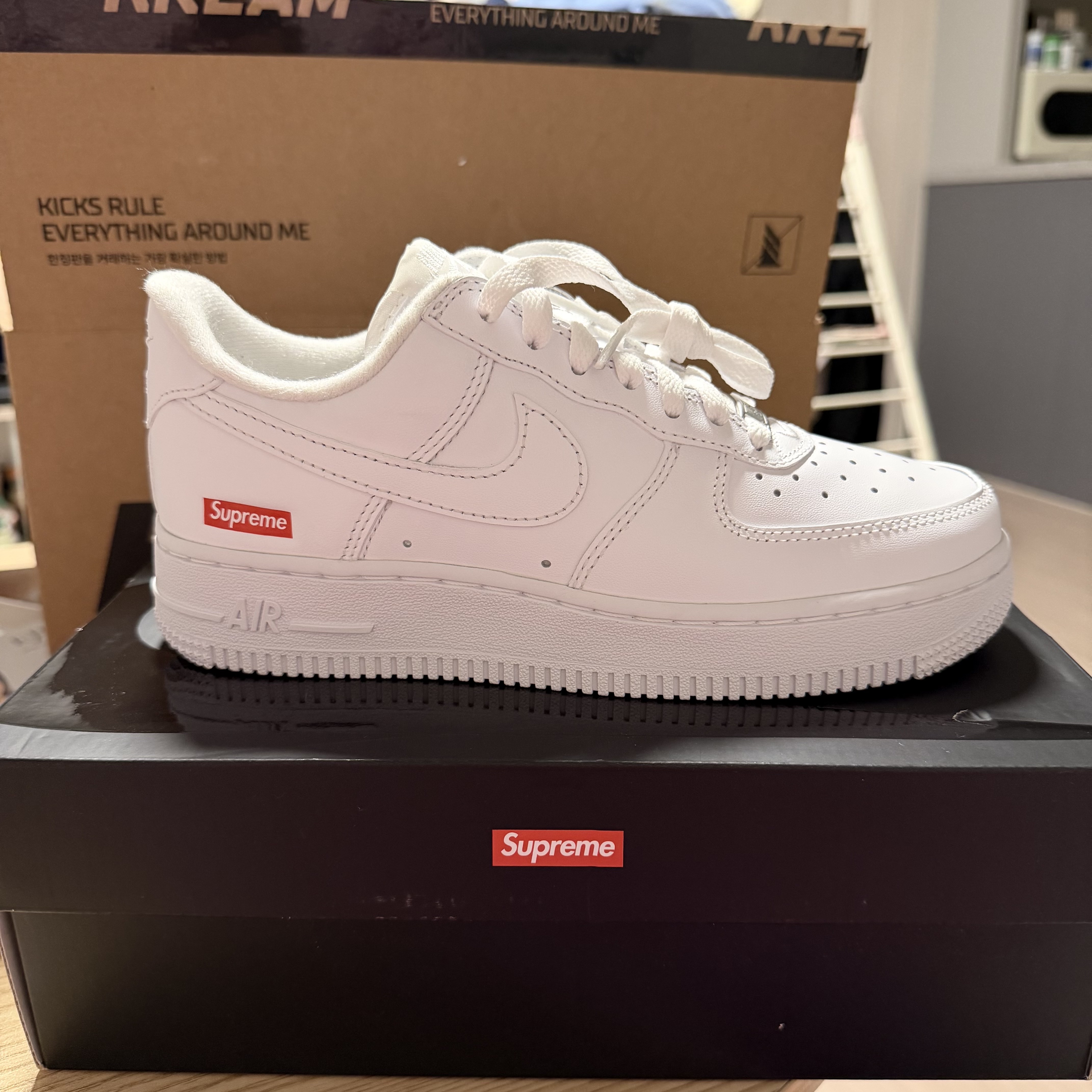 Nike x Supreme Air Force 1 Low White 착용 스타일 - 2