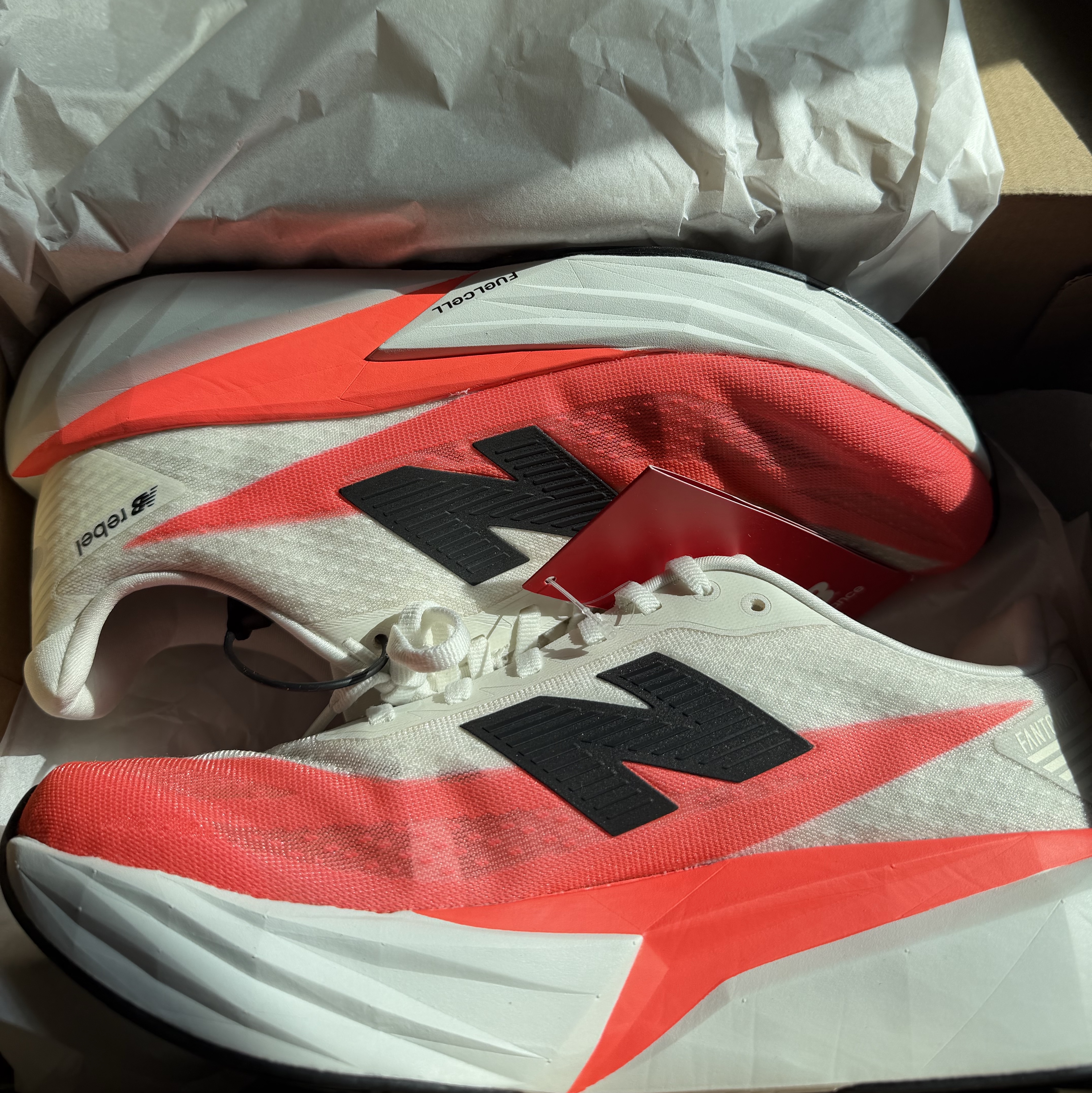 New Balance FuelCell Rebel v5 Urgent Red White Sea Salt - 2E Wide 착용 스타일