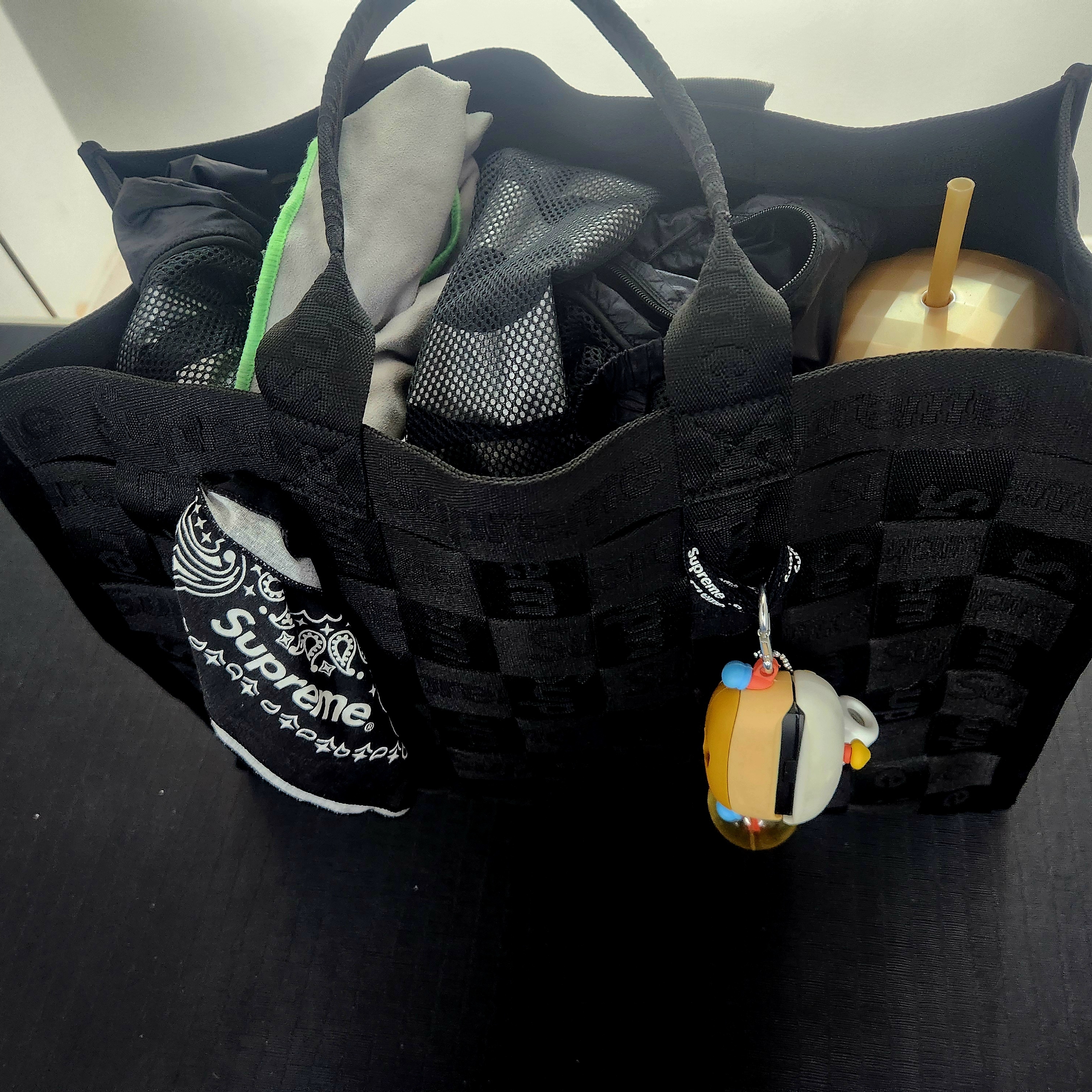 Supreme Woven Tote Black - 24SS, Supreme Hav-A-Hank Bandanas Multicolor (Set of 3) - 24SS 착용 스타일 - 1