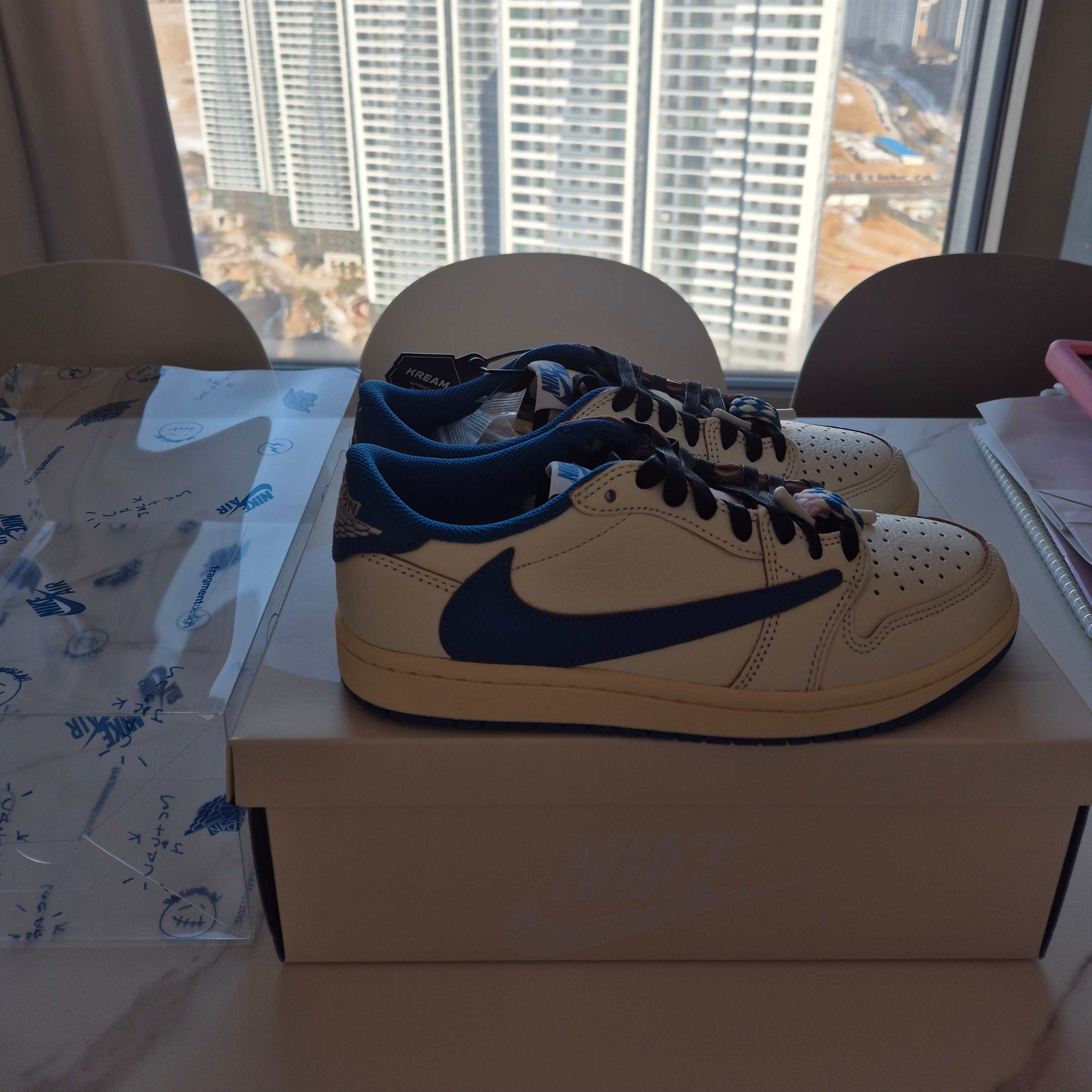 Jordan 1 x Travis Scott x Fragment Retro Low OG SP Sail Military Blue 착용 스타일 - 9