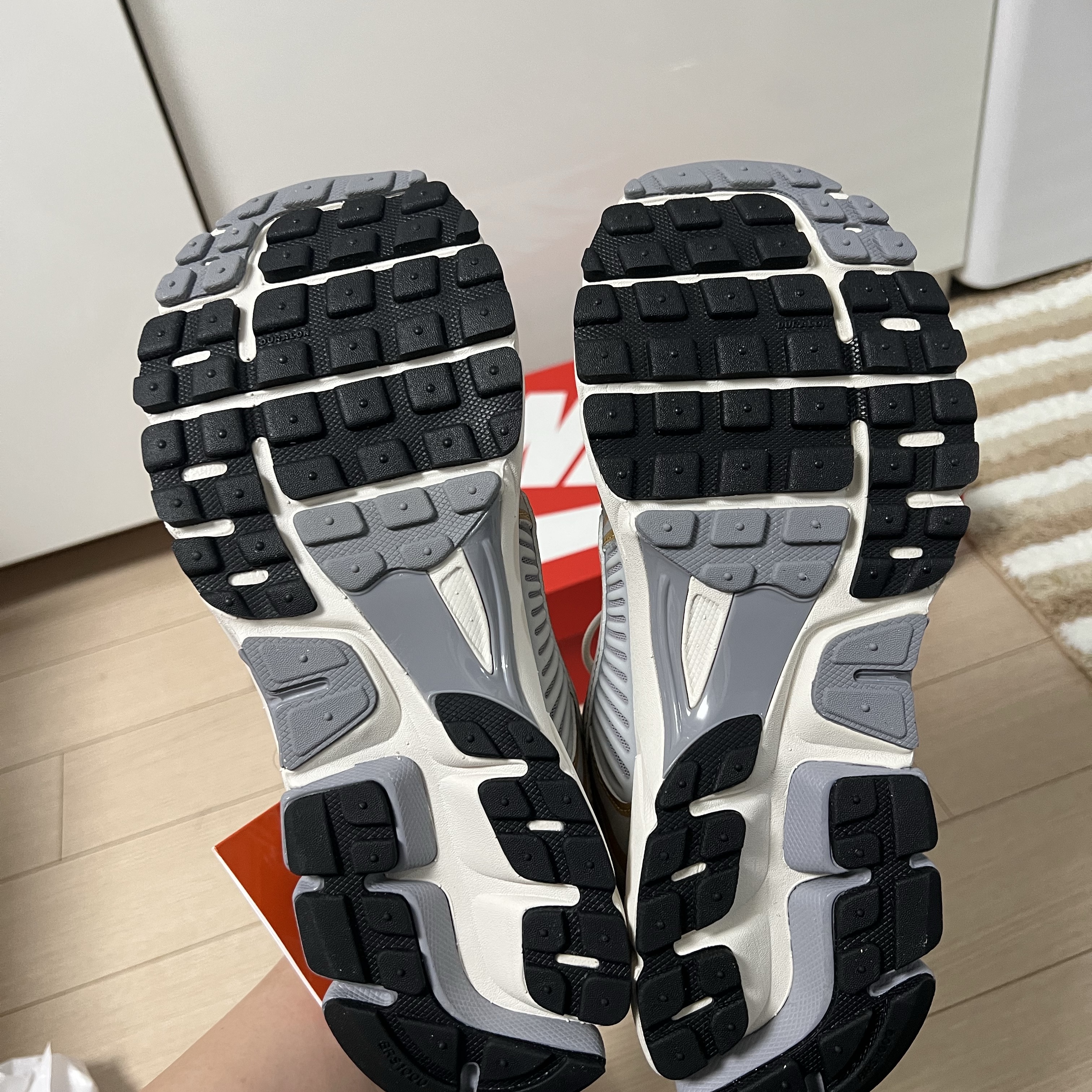 Nike Zoom Vomero 5 Platinum Tint Metallic Pewter 착용 스타일 - 3