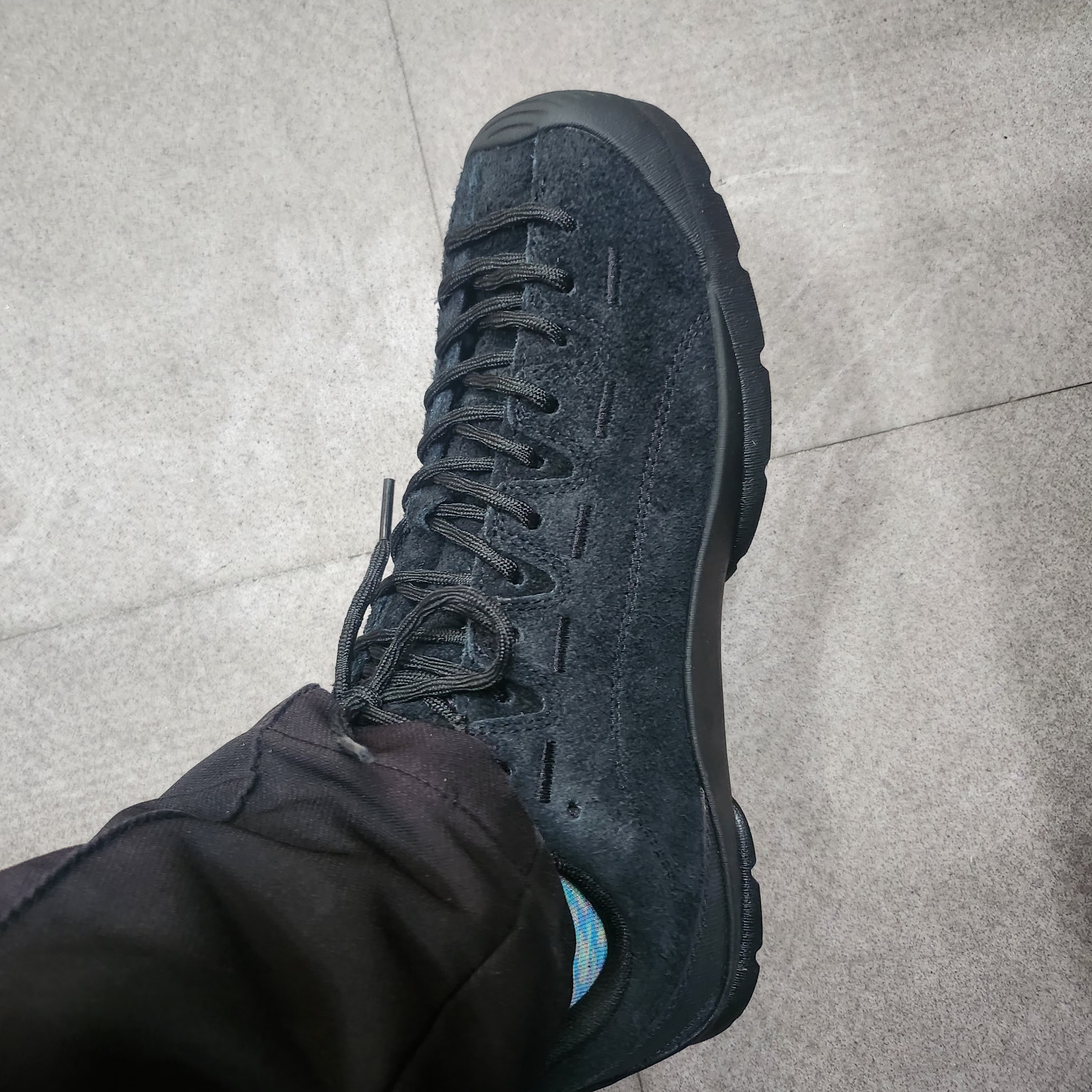 Keen Jasper Suede Sneakers Black 착용 스타일