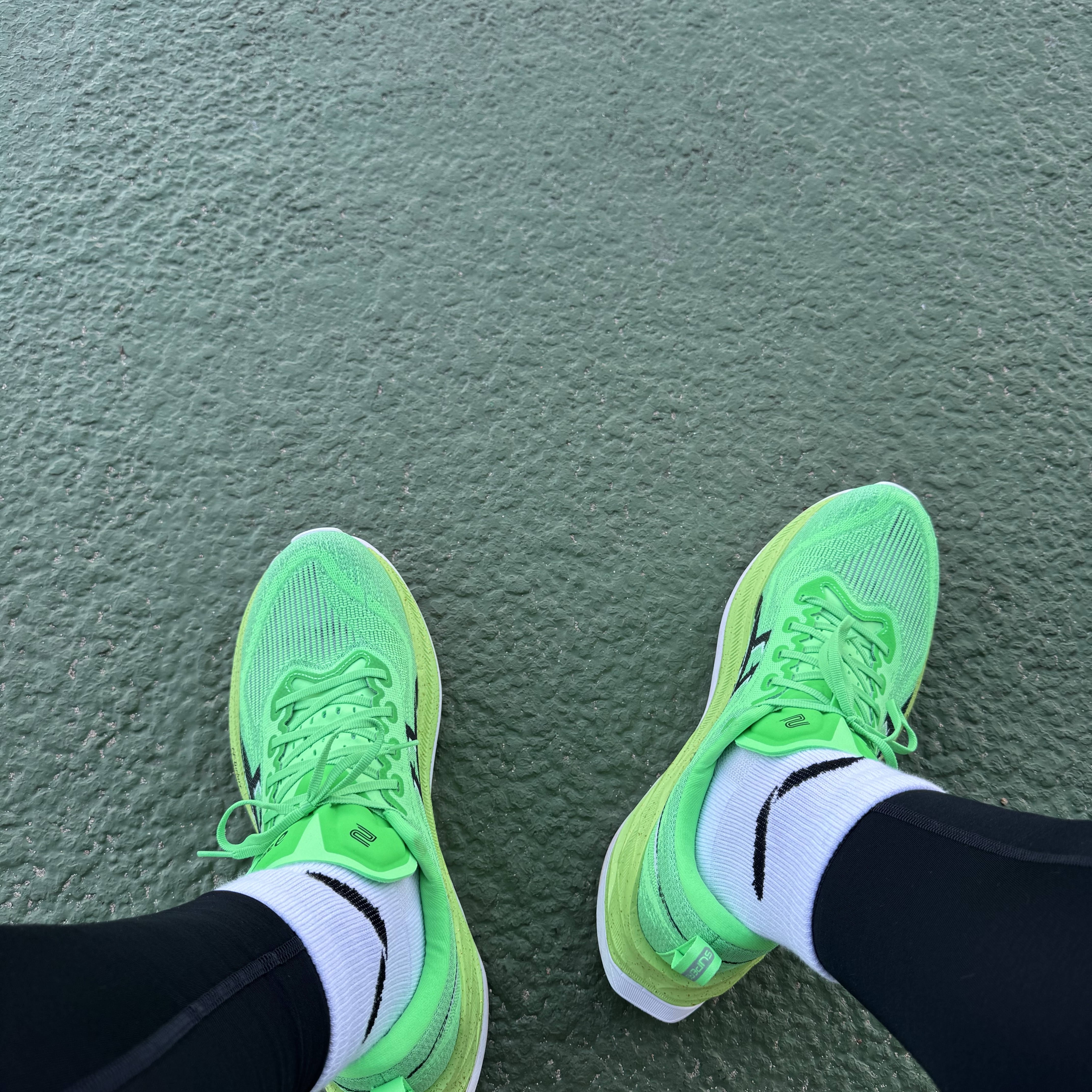 Asics Superblast 2 Ekiden Vital Green Black 착용 스타일