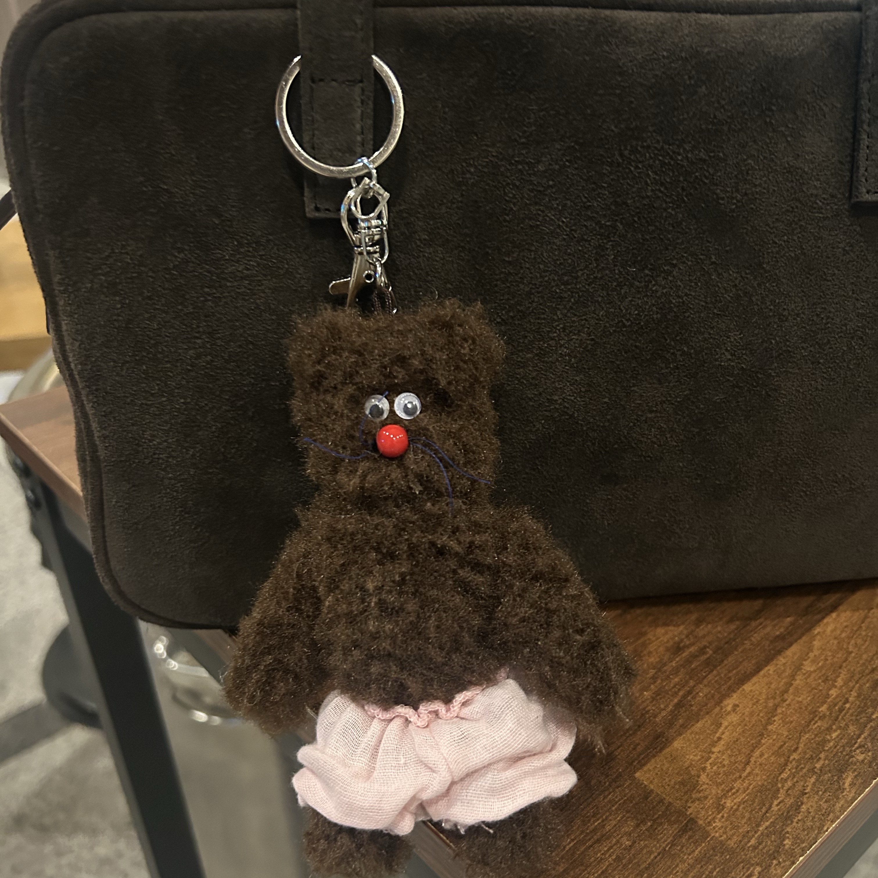 Monamhee Bred Keyring with Pink Pants Brown 착용 스타일