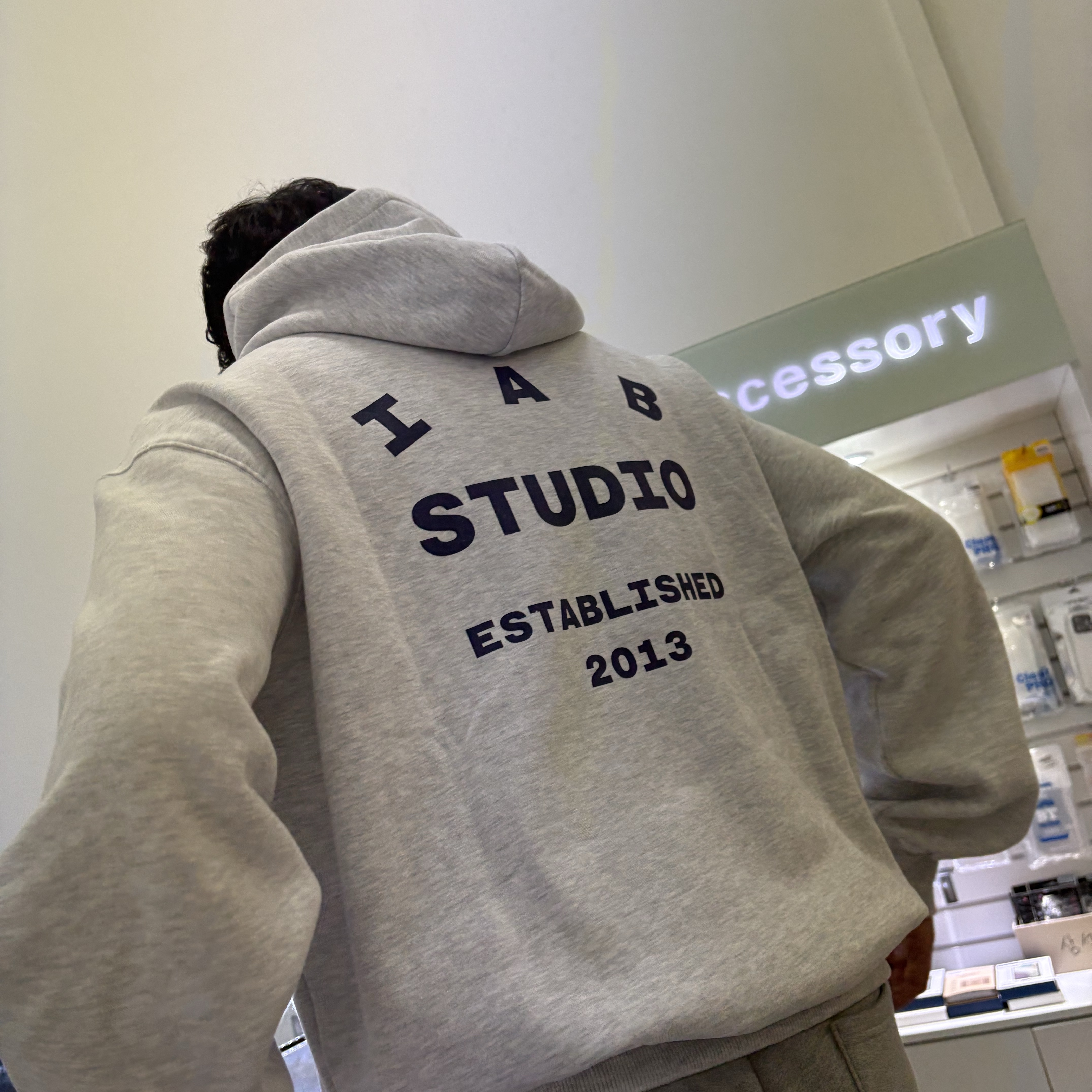 IAB Studio 25 Hoodie Light Gray Navy 착용 스타일 - 2