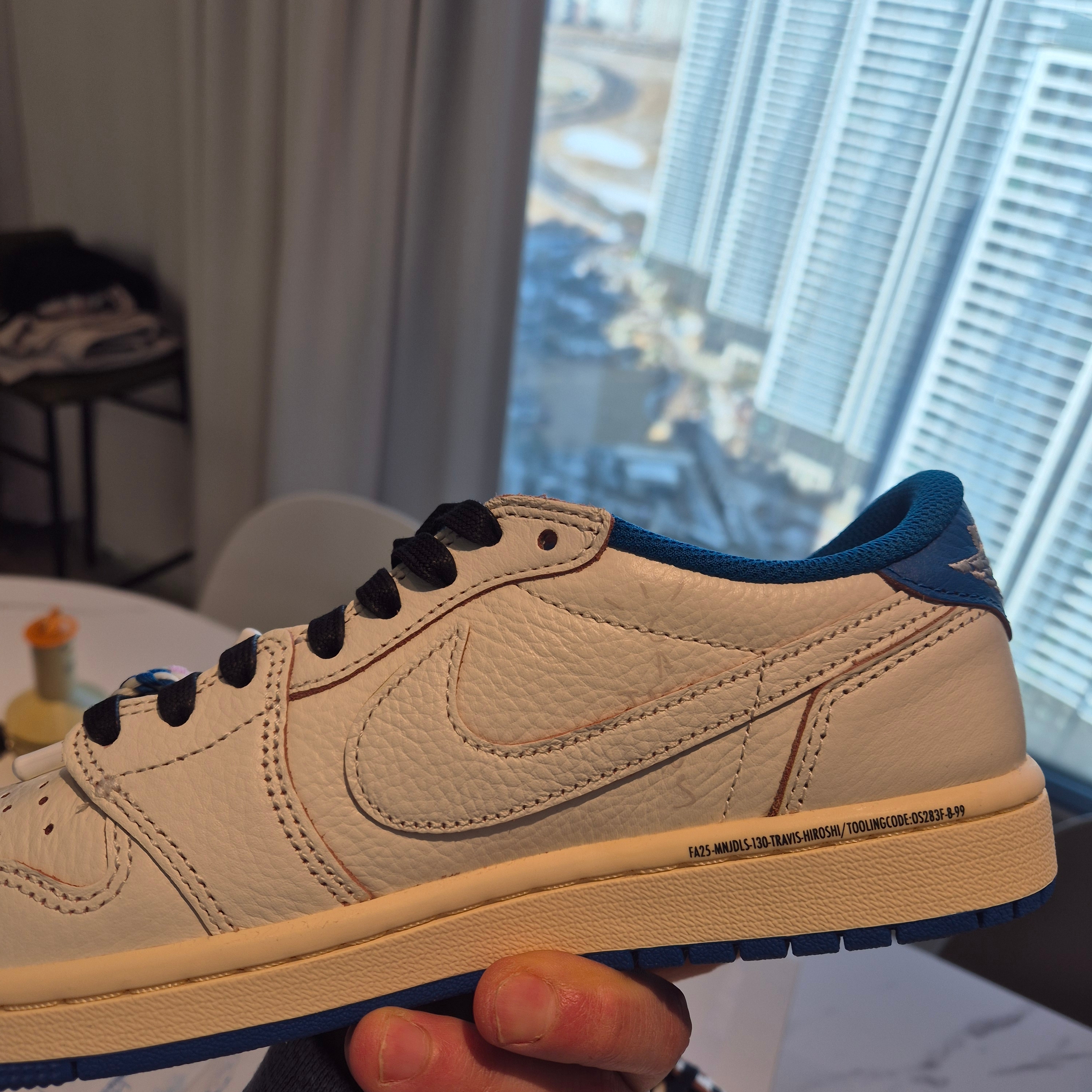 Jordan 1 x Travis Scott x Fragment Retro Low OG SP Sail Military Blue 착용 스타일 - 1