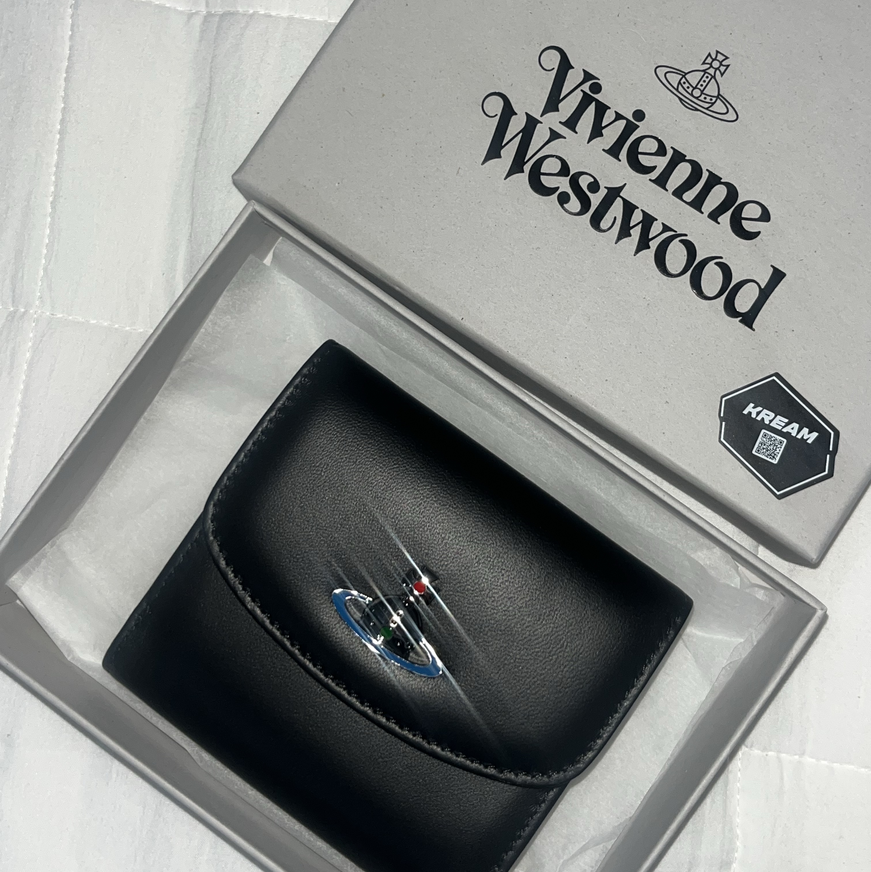Vivienne Westwood Nappa Leather Small Wallet Black 착용 스타일