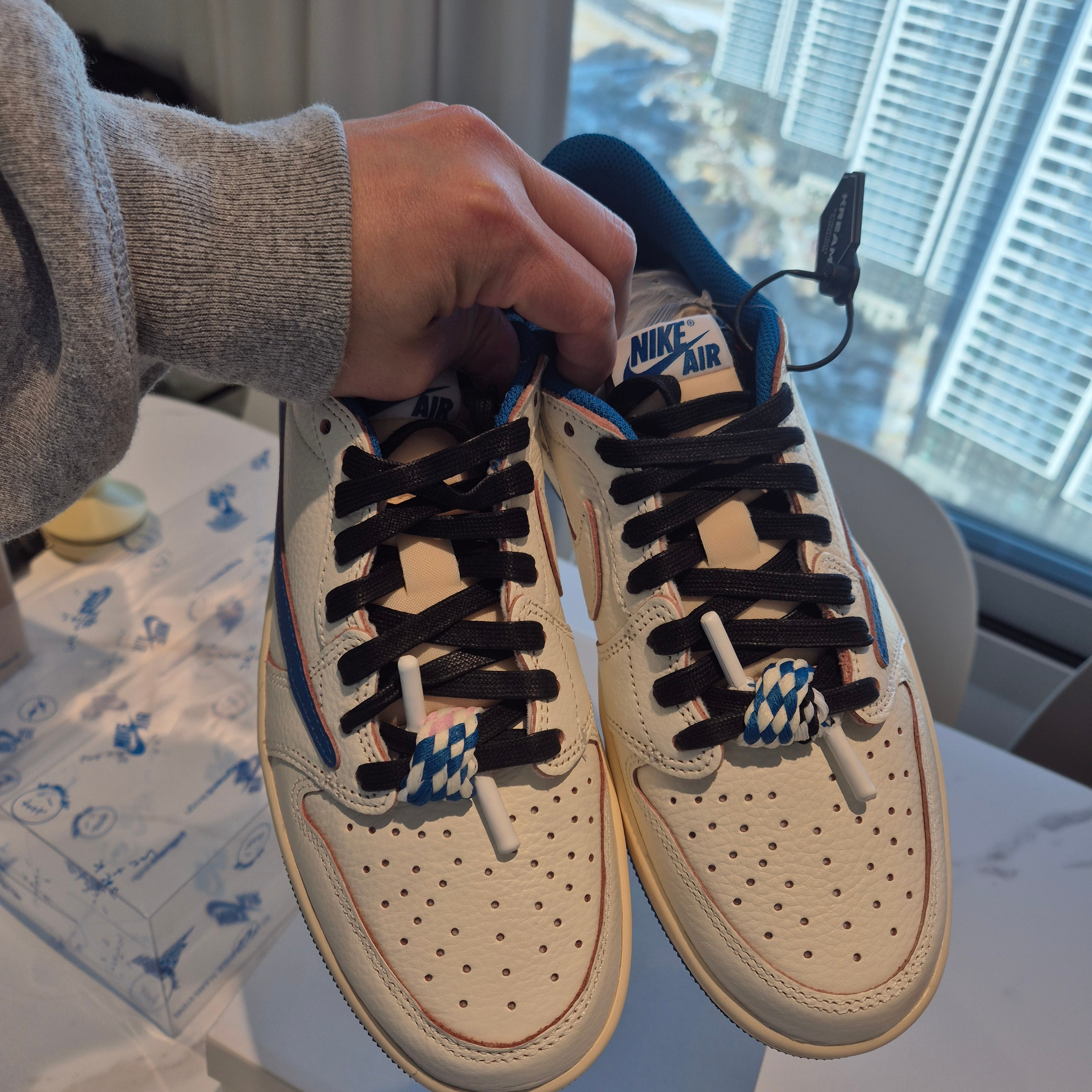 Jordan 1 x Travis Scott x Fragment Retro Low OG SP Sail Military Blue 착용 스타일 - 2