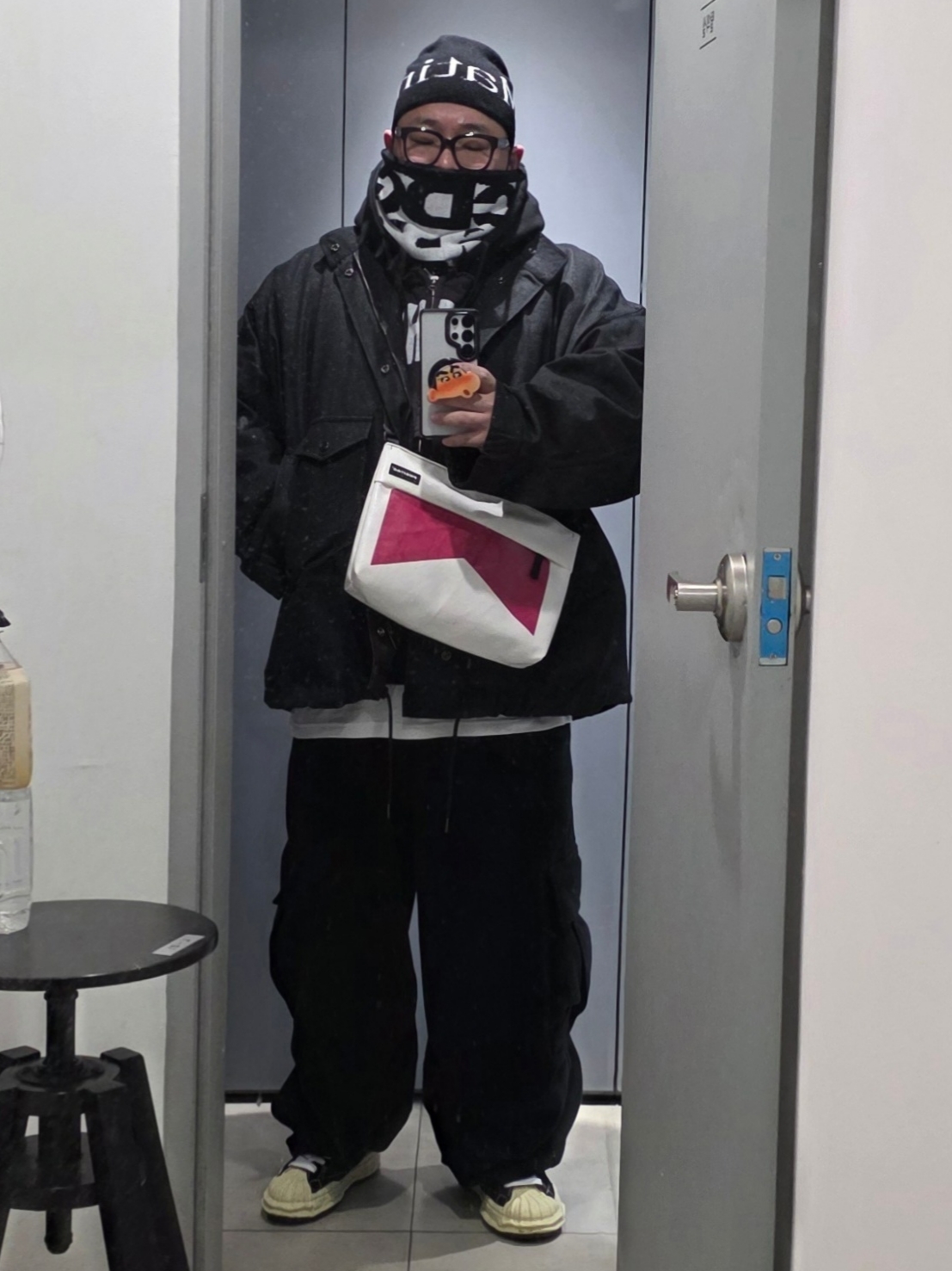Gucci Square Frame Acetate Sunglasses Shiny Black Gradient Grey, Matin Kim Logo Jacquard Short Beanie Black 착용 스타일