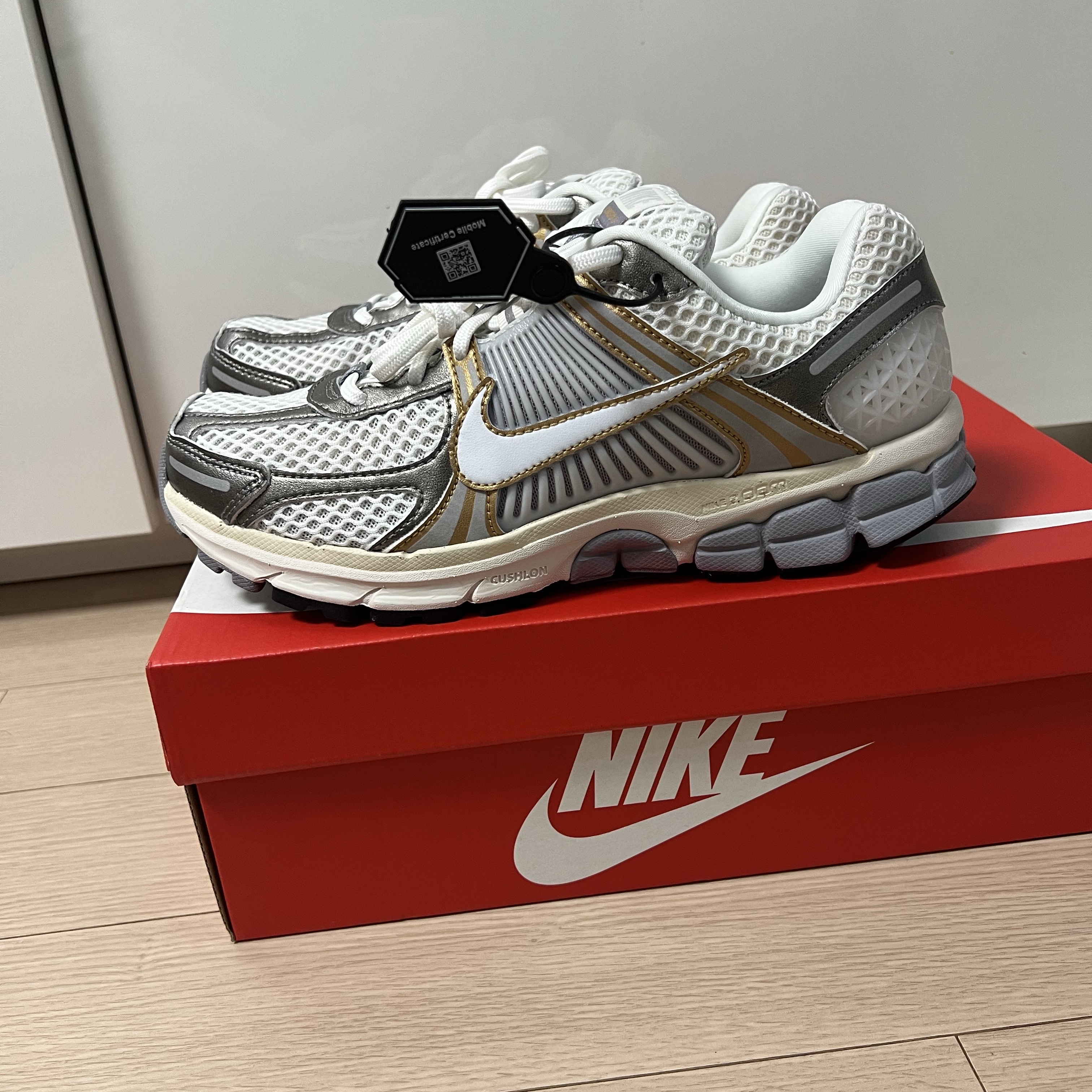 Nike Zoom Vomero 5 Platinum Tint Metallic Pewter 착용 스타일 - 2
