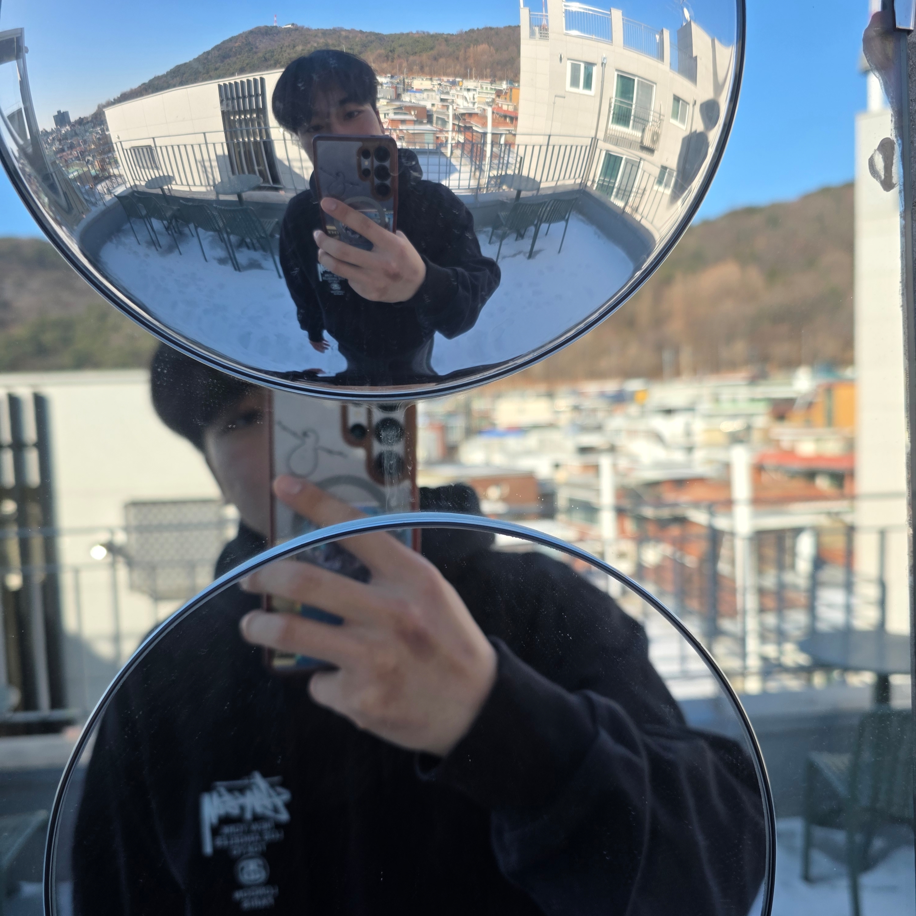 Stussy World Tour Hoodie Black 2022 착용 스타일 - 3