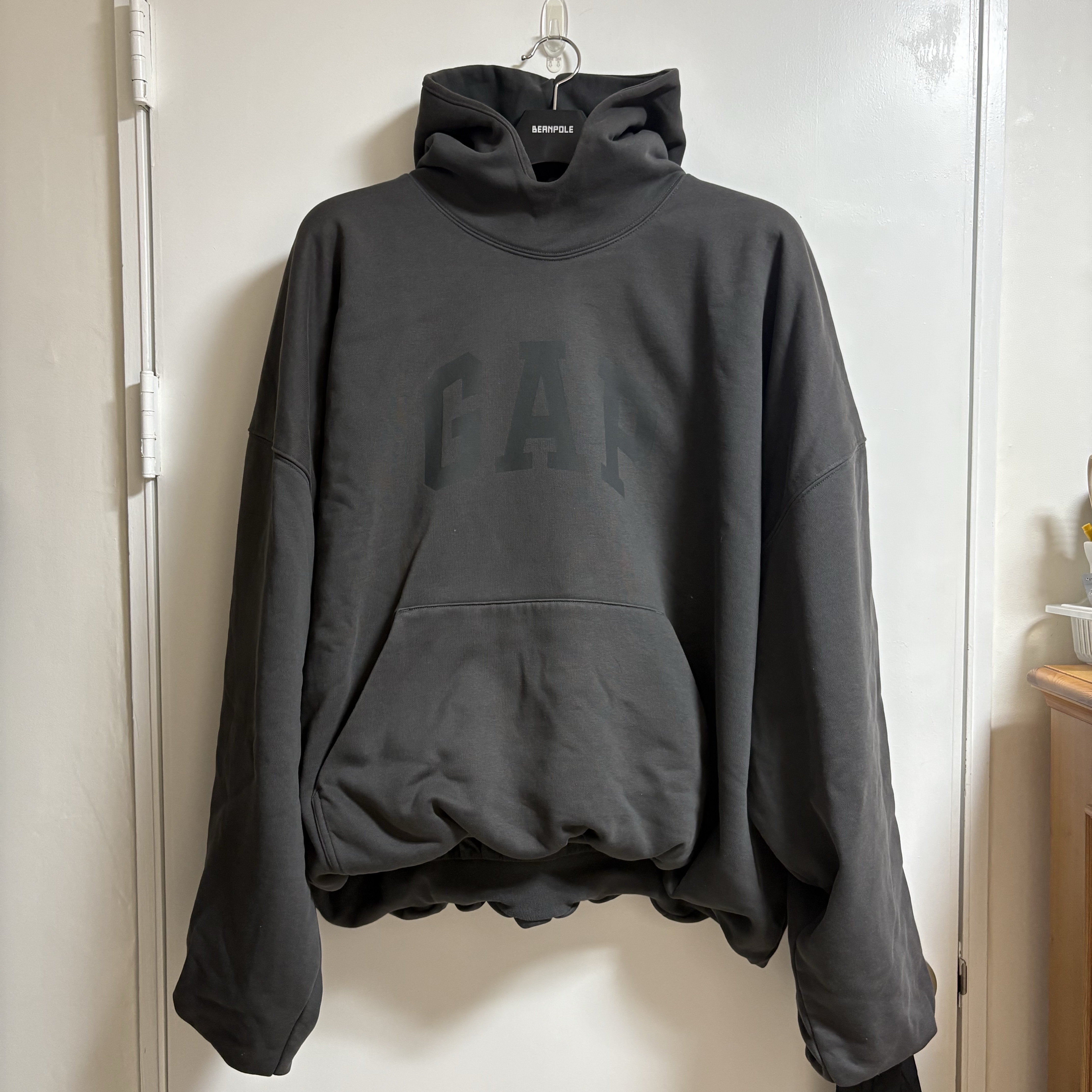 Yeezy Gap Engineered By Balenciaga Dove Hoodie Black 착용 스타일