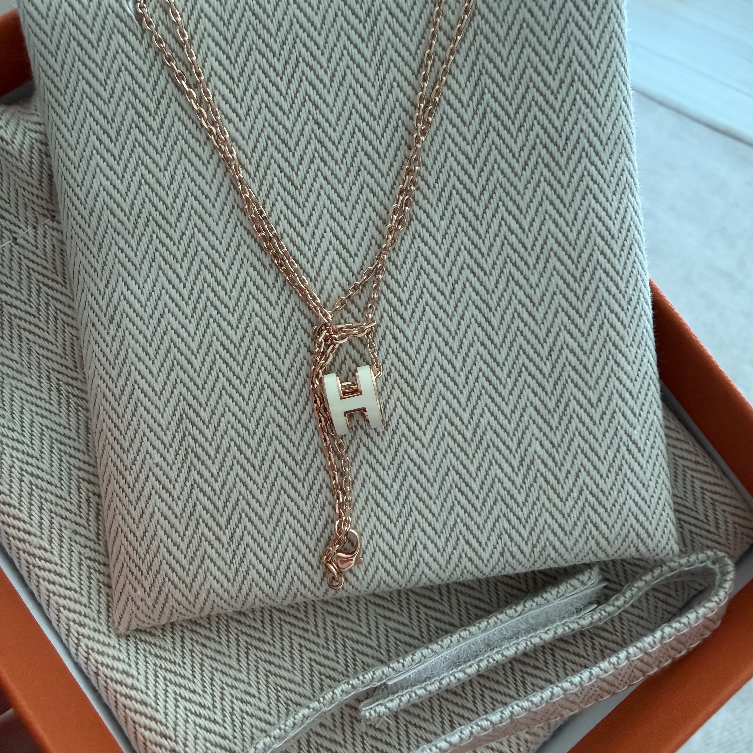 (W) Hermes Mini Pop H Pendant Rose Gold & Blanc 착용 스타일