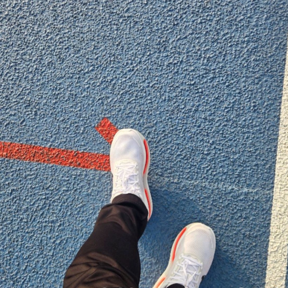 Nike Vomero Premium White Bright Crimson 착용 스타일
