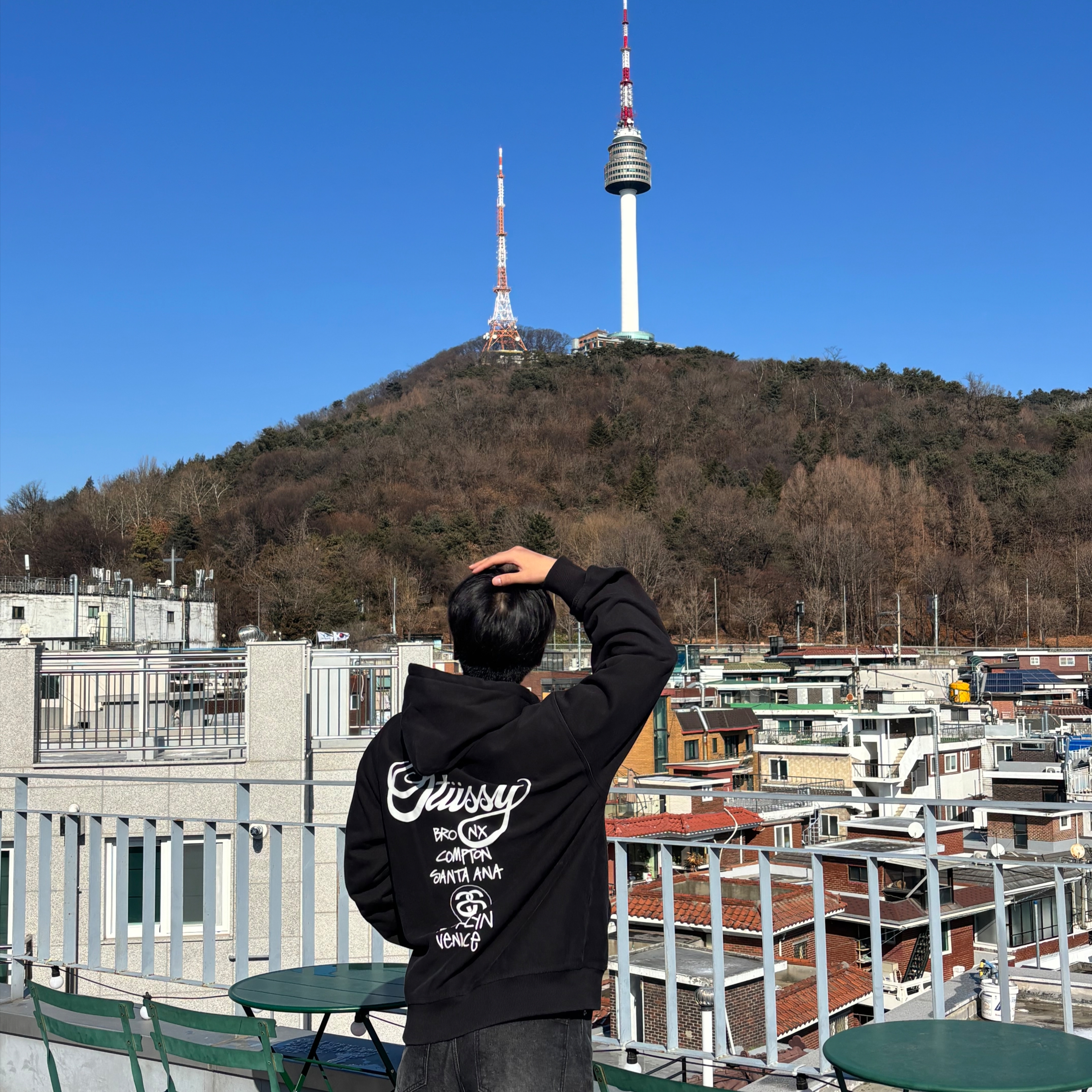 Stussy World Tour Hoodie Black 2022 착용 스타일 - 2